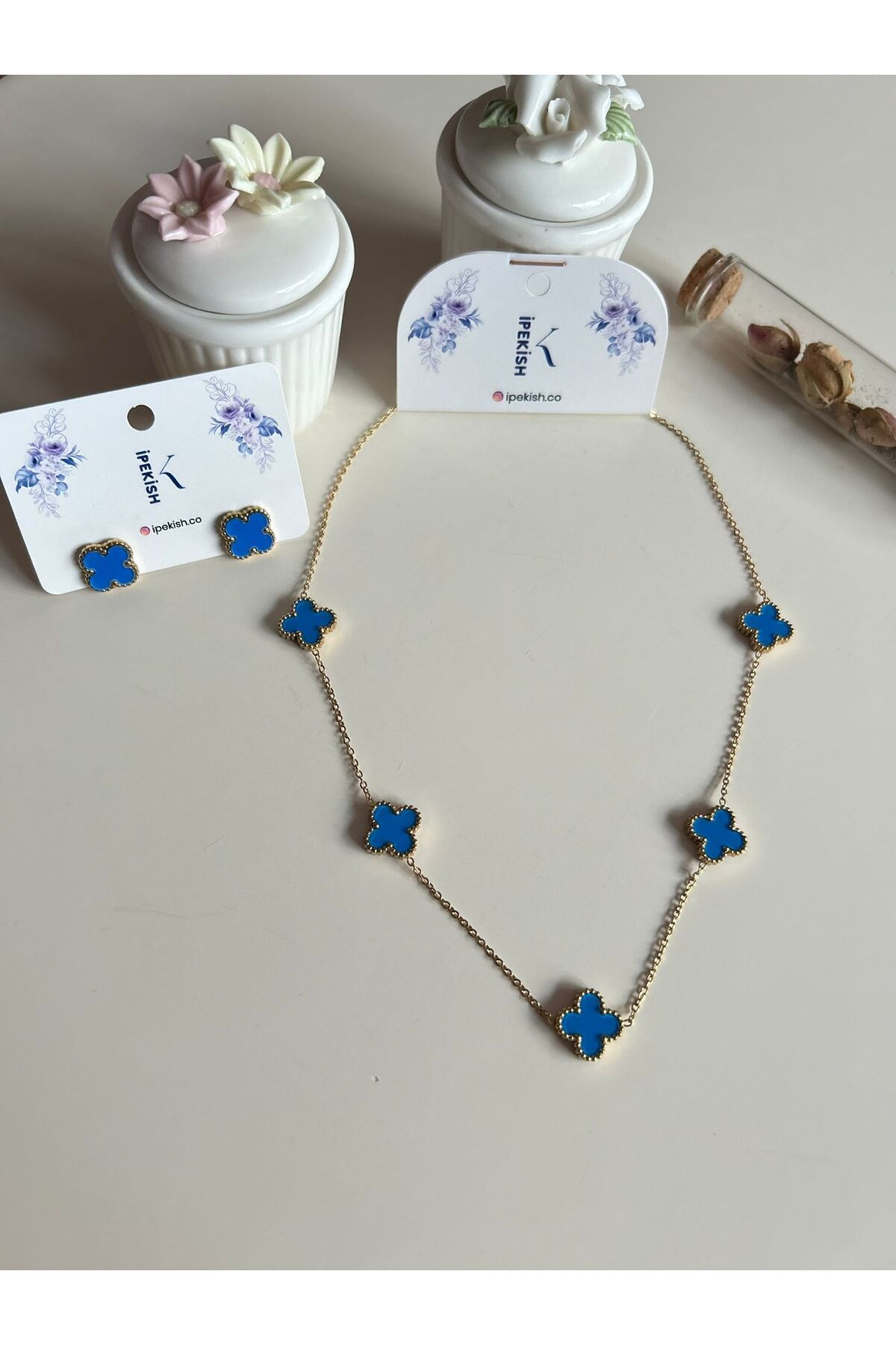 Cheecky Chic İpekish | Mavi Van Cleef Figürlü Gold Renk Zincir Kolye & Küpe Seti – Paslanmaz Çelik