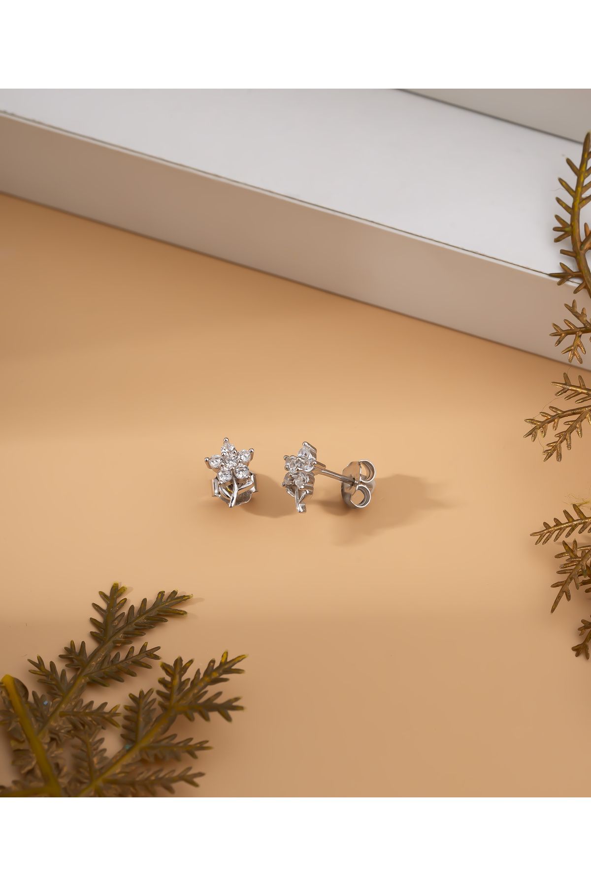 Roza Silver 925 Ayar Rodyum Zirkon Taşlı Minimal Papatya Çivili Gümüş Küpe