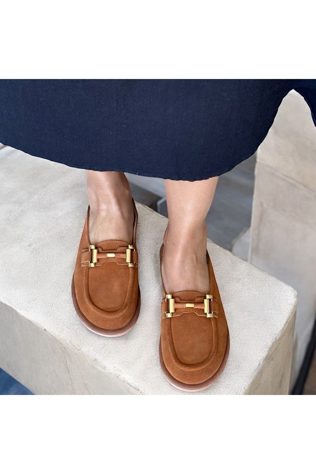 NEVE SHOES Taba Süet Hakiki Deri Gold Aksesuarlı Kadın Sabo Terlik