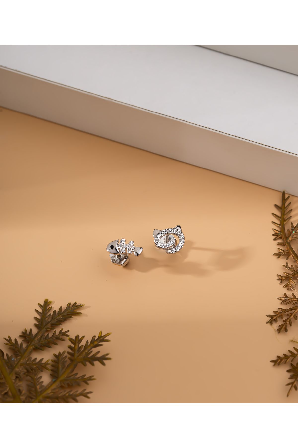Roza Silver 925 Ayar Rodyum Zirkon Taşlı Kedi ve Balık Sevimli Minimal Gümüş Küpe