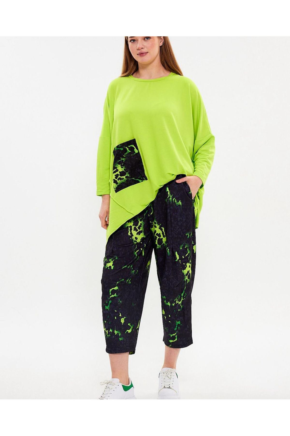 Butik Neon Renkli Digital Takım Geniş Kesim ve Rahat Yazlık Kumaş ve Duruşu İle