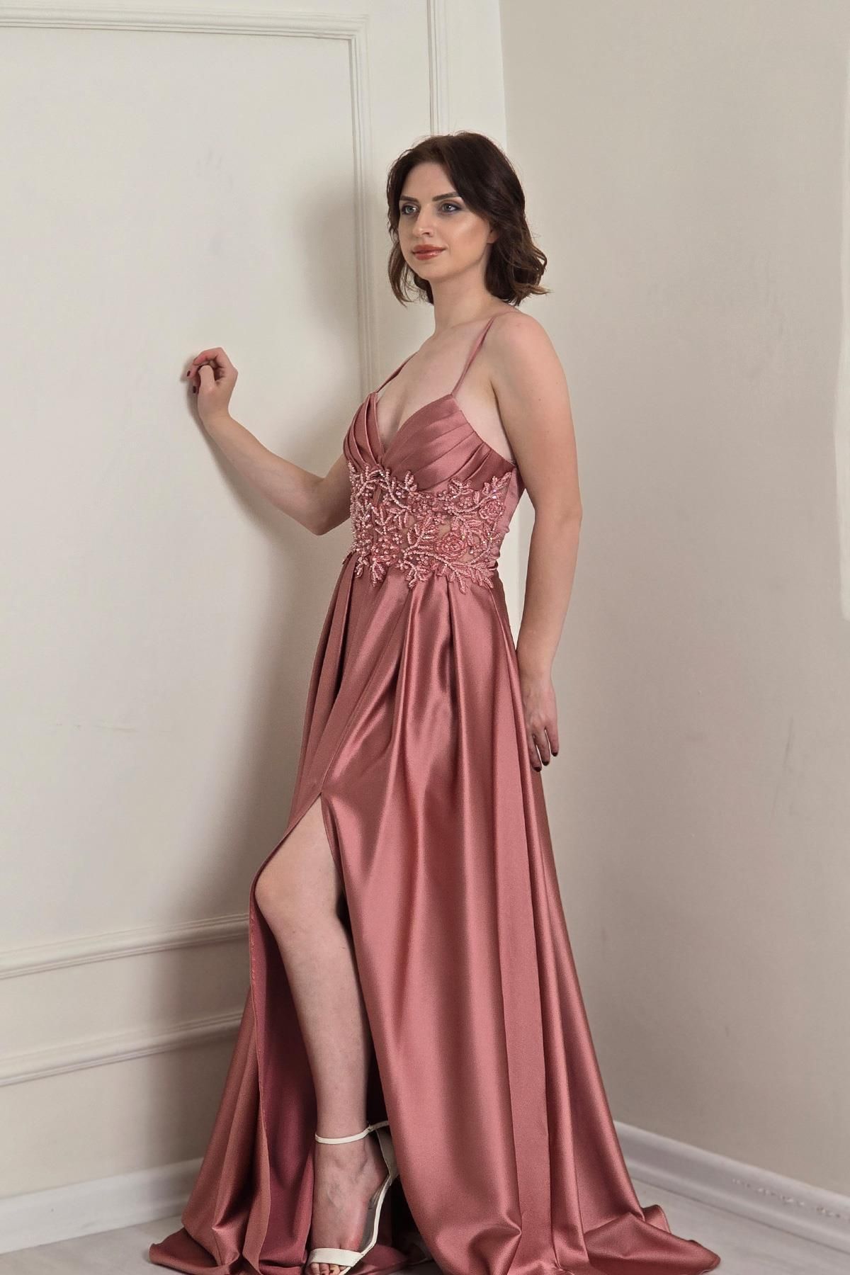 Yonca Moda Evi Pudra Saten Aplikli İnce Askılı Yırtmaçlı Abiye 6077