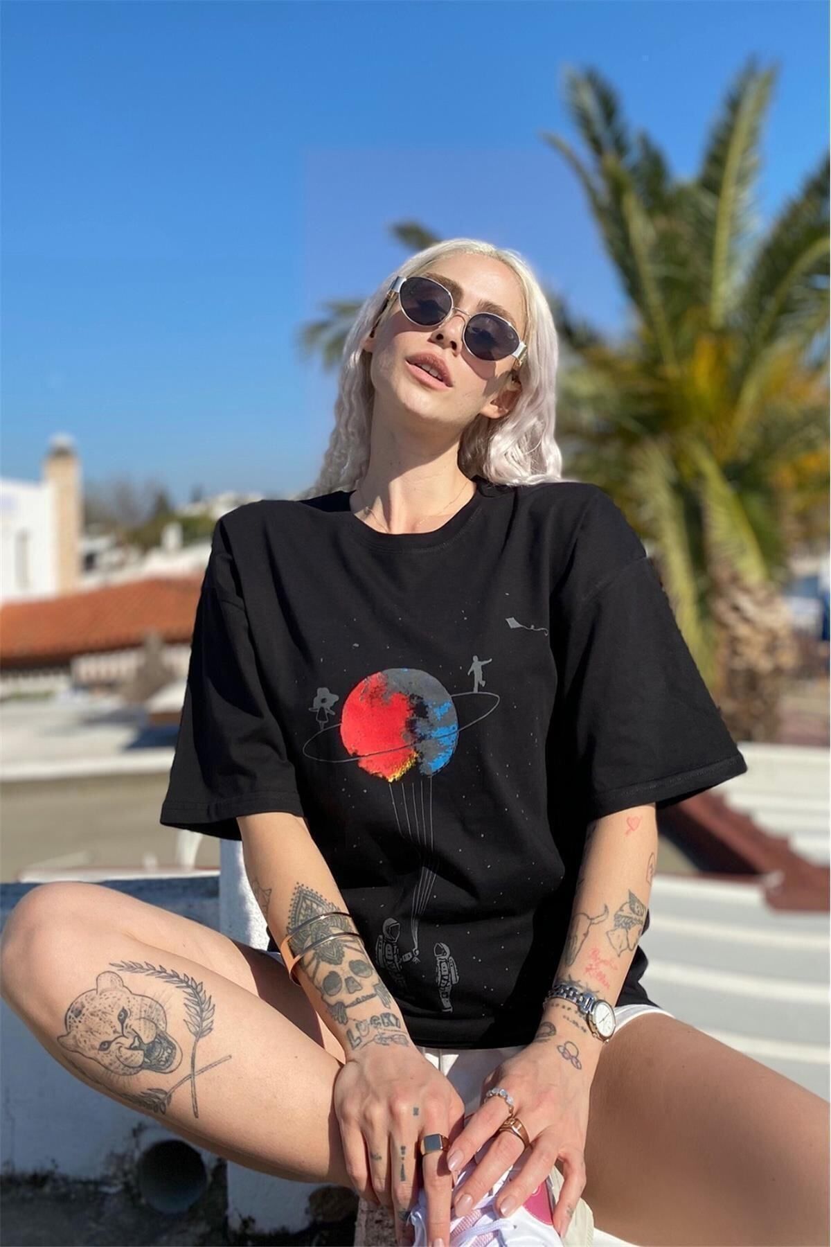Hunors Sportswear & Company Unisex Kadın Siyah Satürn Baskılı Tshirt