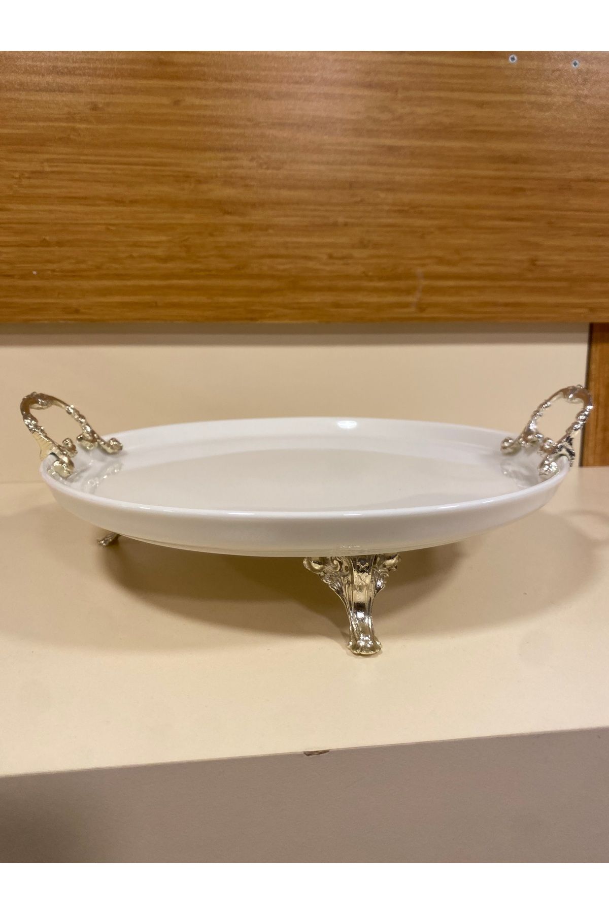 PLUS HOME SUNUM YUVARLAK PORSELEN AYAKLI KULPLU PİRİNÇ GÜMÜŞ ÇAP 30 CM