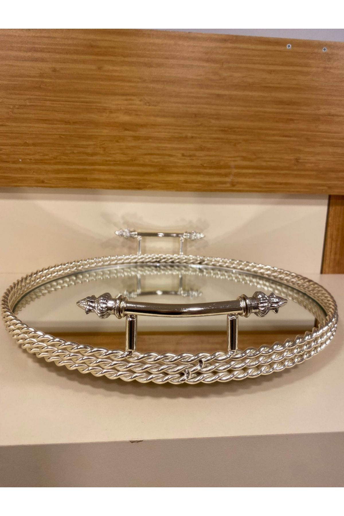 PLUS HOME TEPSİ DEKORATİF KULPLU DÖKÜM PİRİNÇ GÜMÜŞ YUVARLAK ÇAP 37 CM