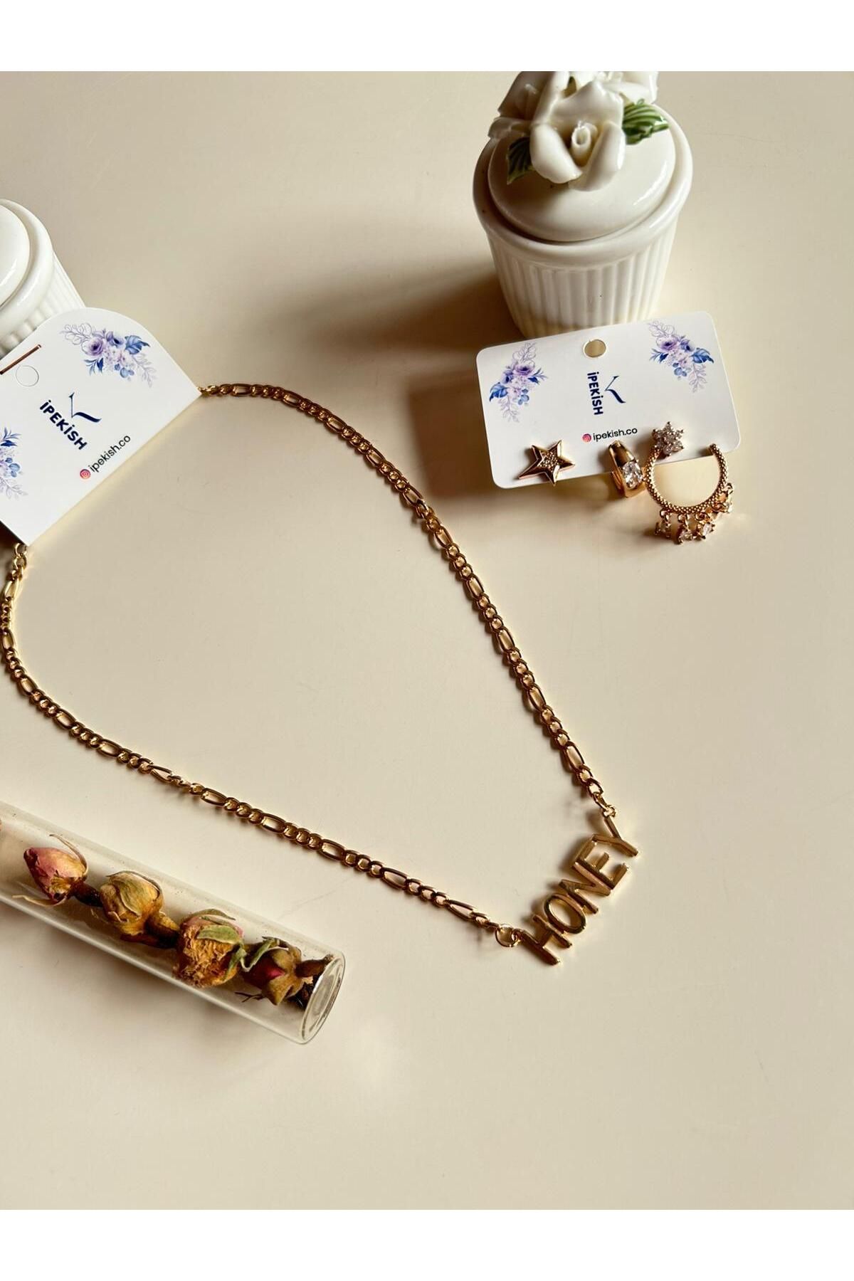 Cheecky Chic İpekish | HONEY Yazılı Gold Renk Kolye ve 3'lü Zirkon Taşlı Küpe Seti