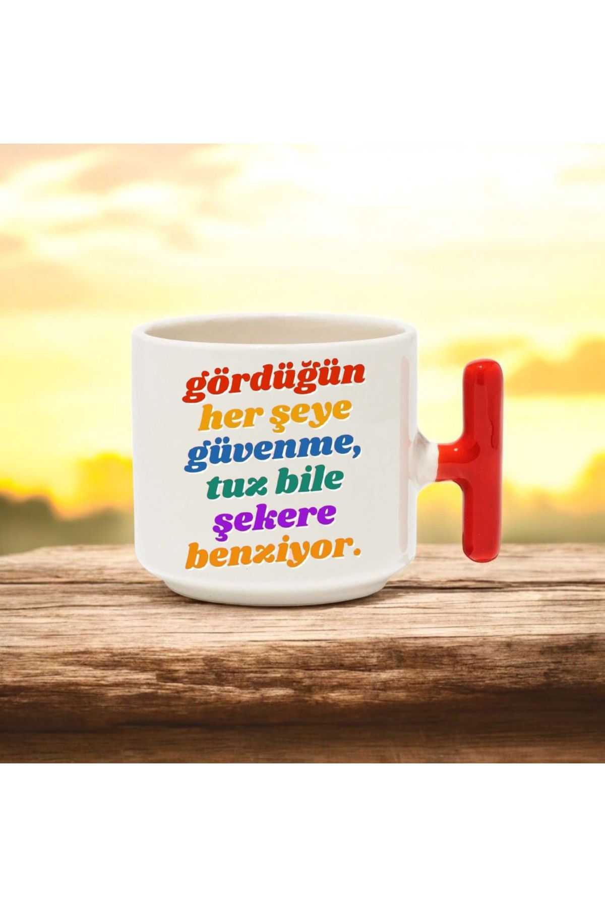BB TRADE Gördüğün Herşeye Güvenme Tasarımlı Kırmızı T Kulplu Seramik Baskılı Kupa Bardak 250 ML