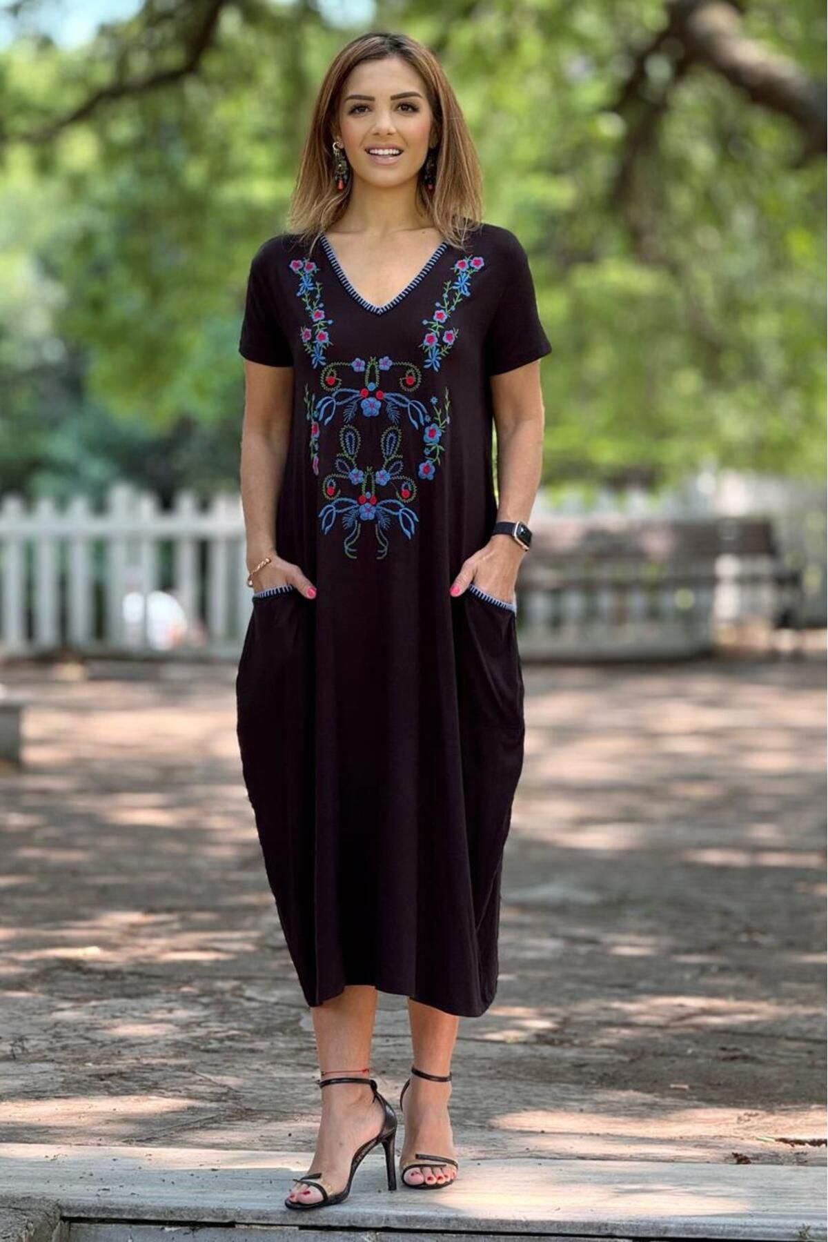 Nevin Kaya Moda Mavi Nakışlı Siyah Pamuklu Elbise