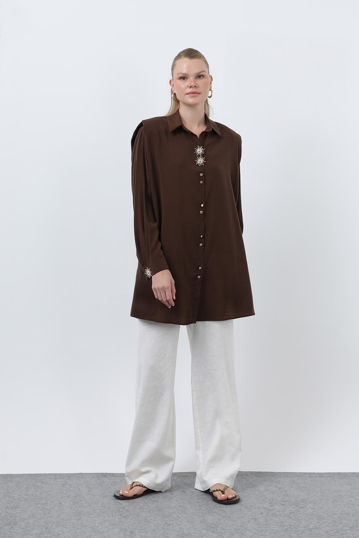 Puane Kadın Broş Detaylı Düğmeli Oversize Gömlek-10694GML - BROWN