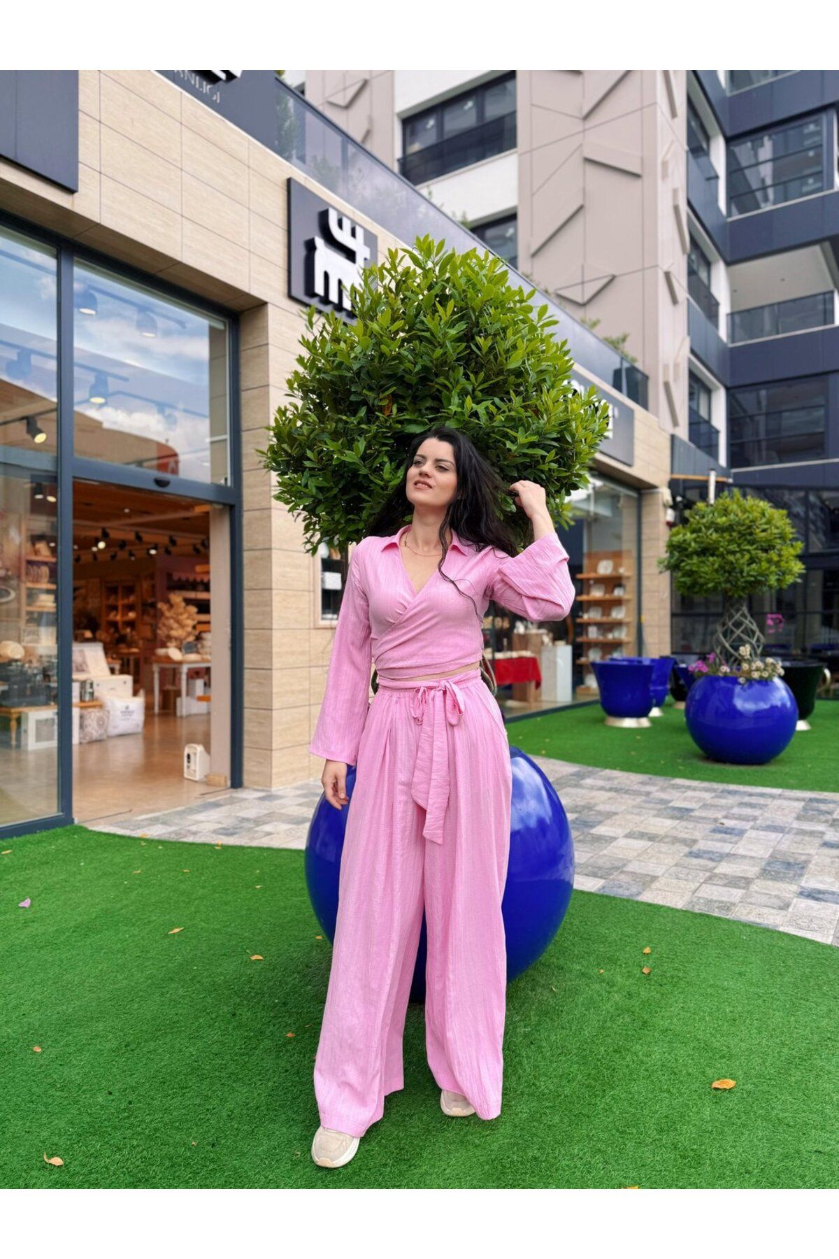 Gülten Akgün V Yaka Bağlamalı Bluz Beli Lastikli Pantolon Takım