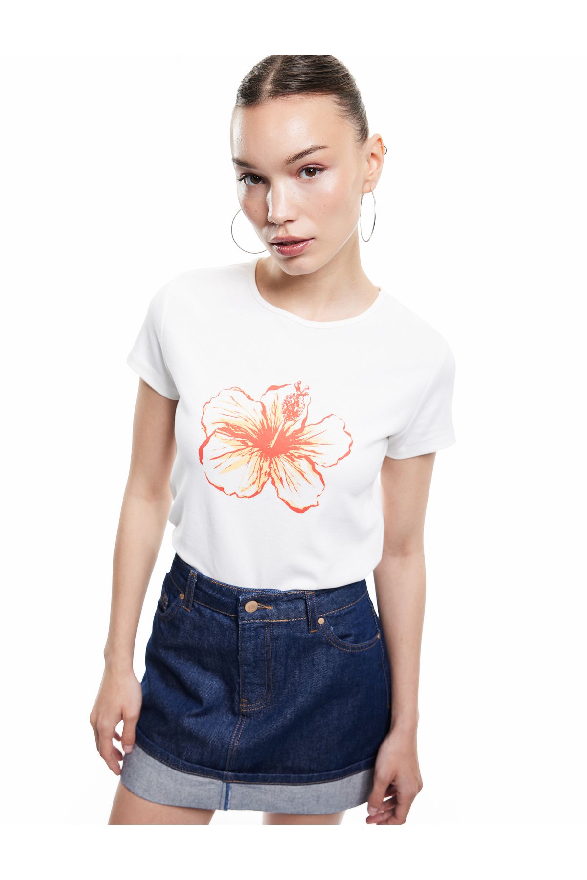 Koton Kısa Kollu Bisiklet Yaka Slim Fit Pamuklu Çiçek Baskılı Tişört