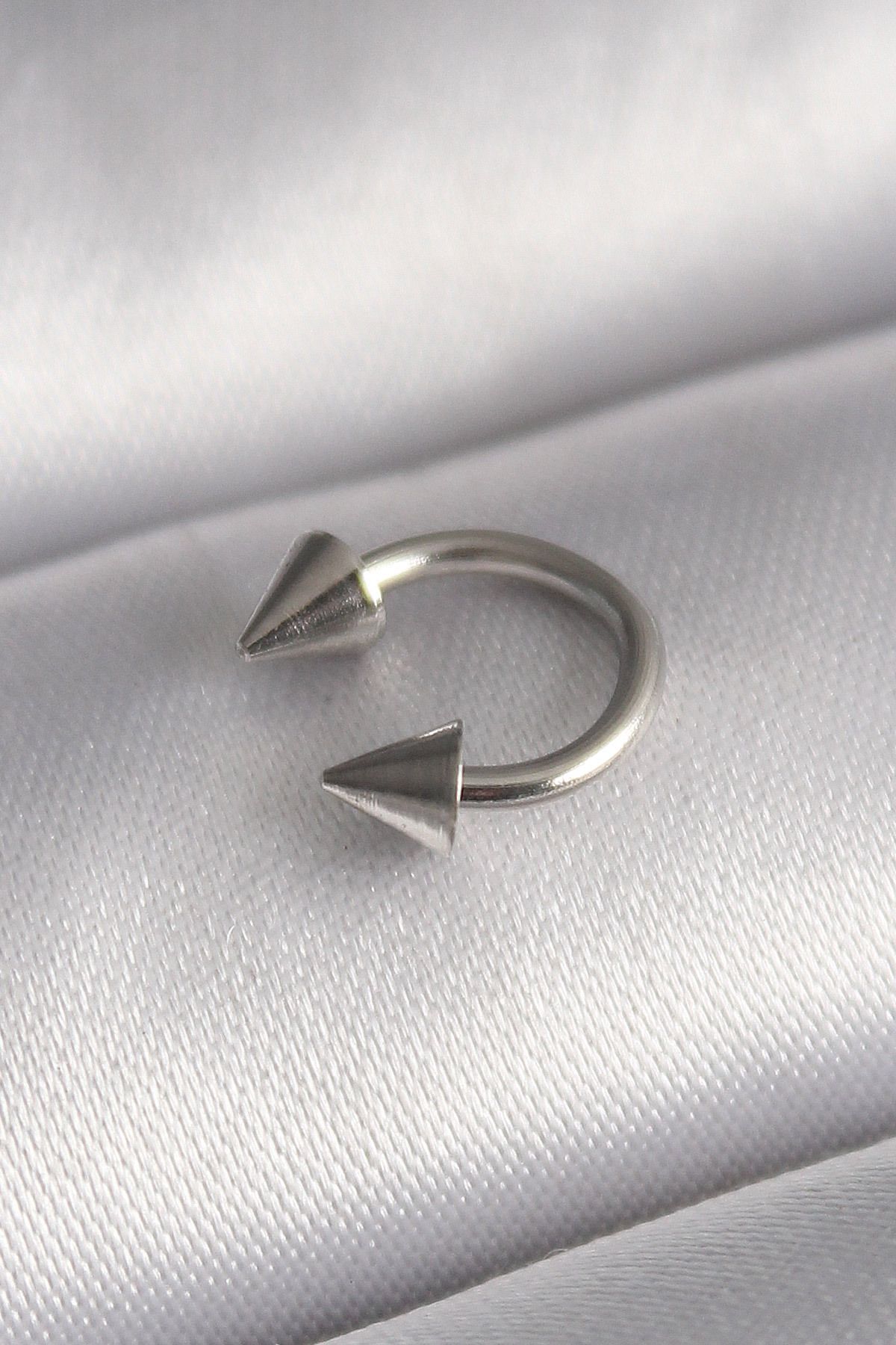 ÖYKÜ VE YİĞİT 316L Çelik Gümüş Renk Halka Çivi Model Kadın Piercing - TJ-PR1366