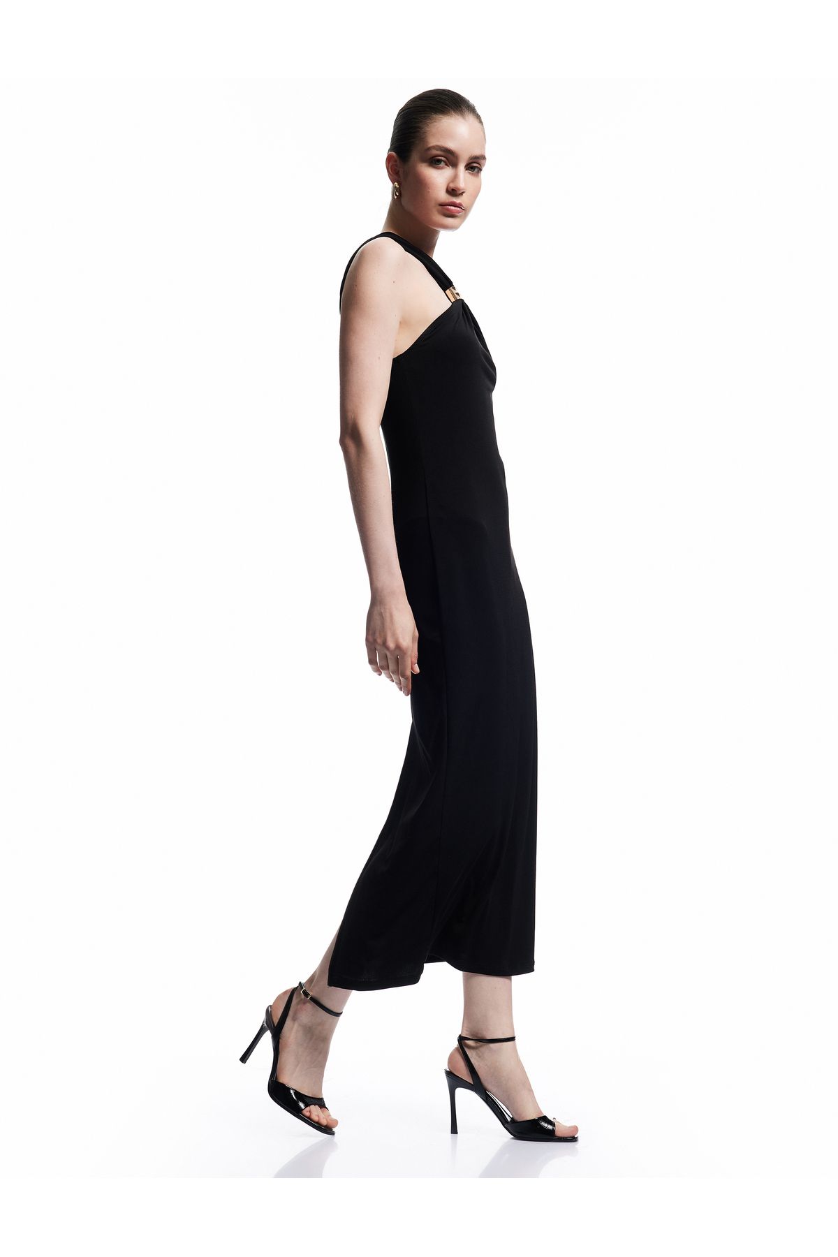 Koton Sandy Kumaş Slim Fit Kolsuz Aksesuarlı Asimetrik Halter Yaka Midi Elbise