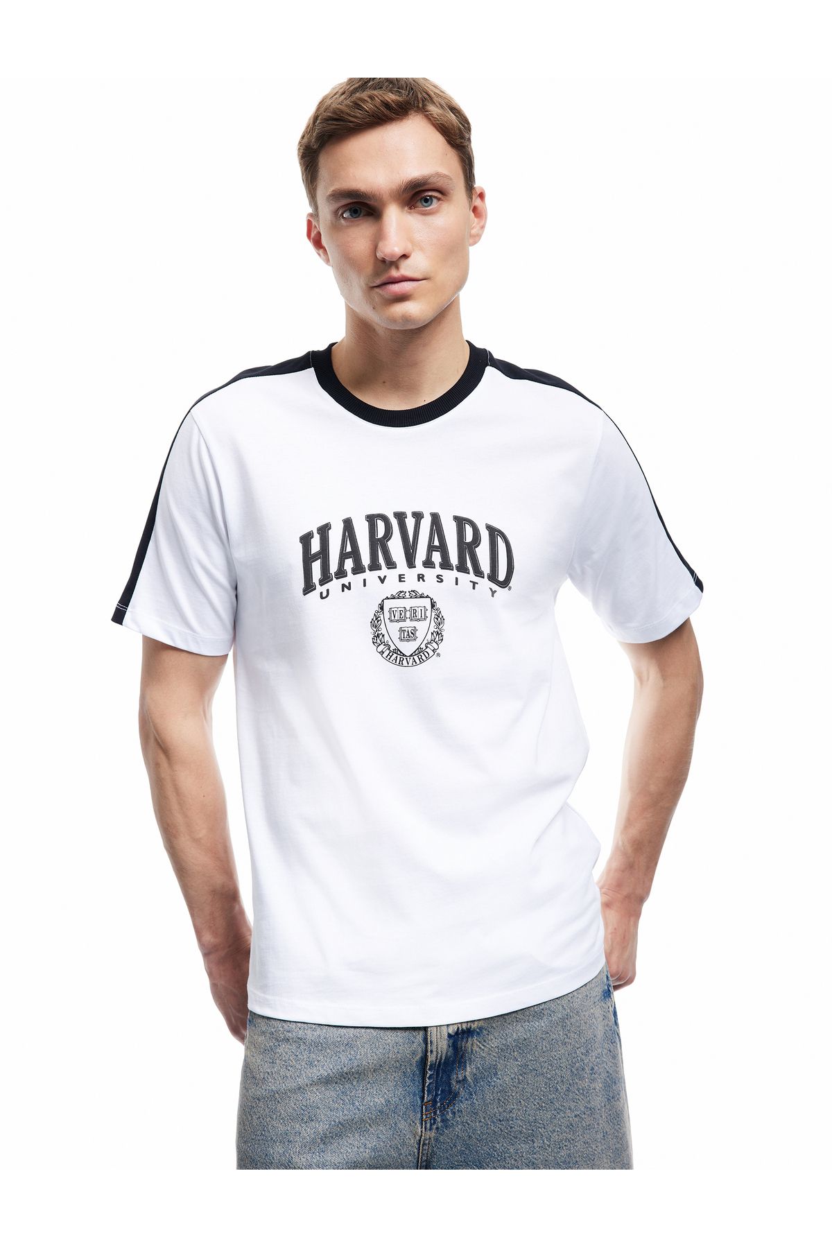 Koton Kısa Kollu Pamuklu Regular Fit Şerit Detaylı Bisiklet Yaka Baskılı Lisanslı Harvard Tişört