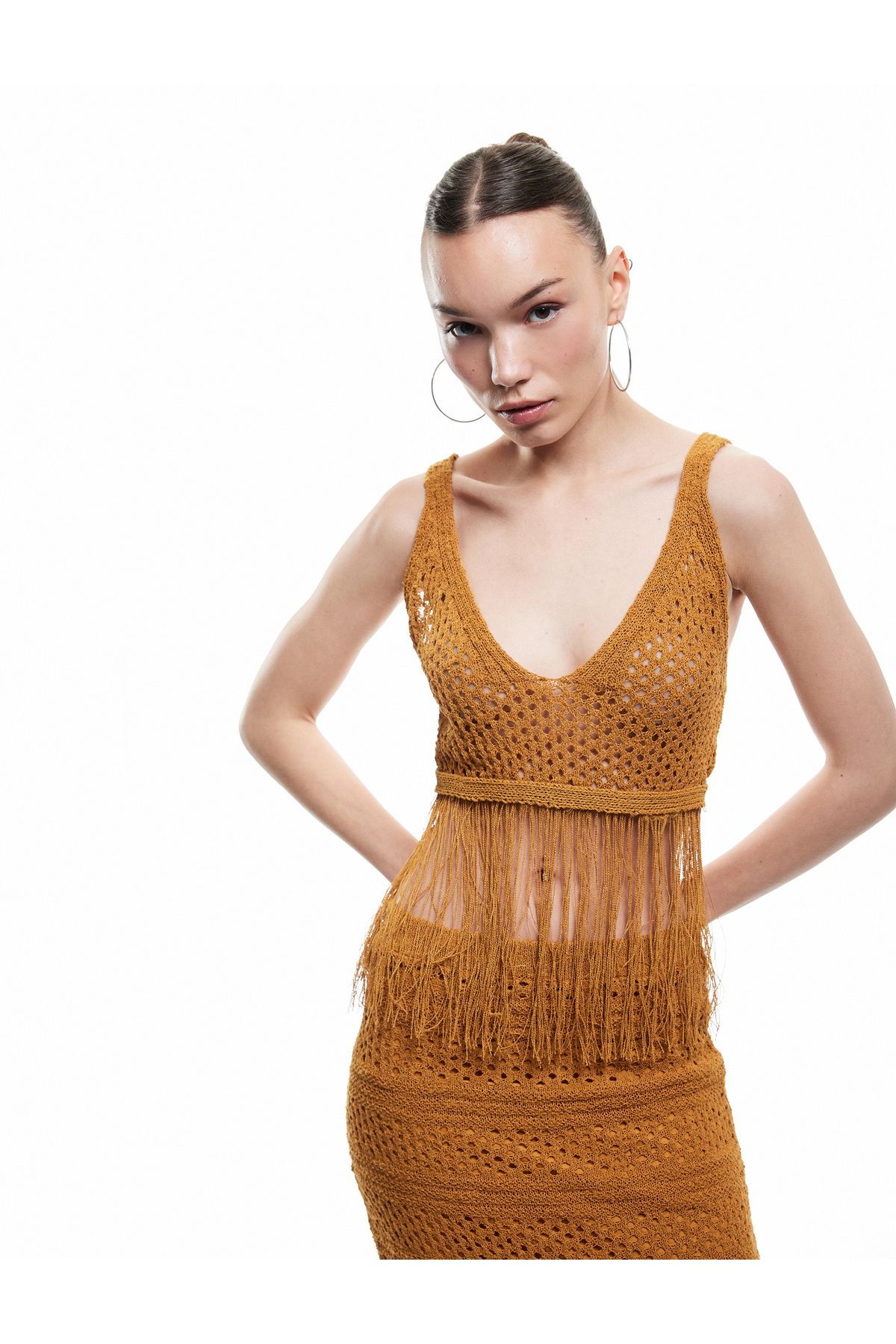 Koton Püsküllü V Yaka Kolsuz Sırt Detaylı Slim Fit Kroşe Crop Bluz
