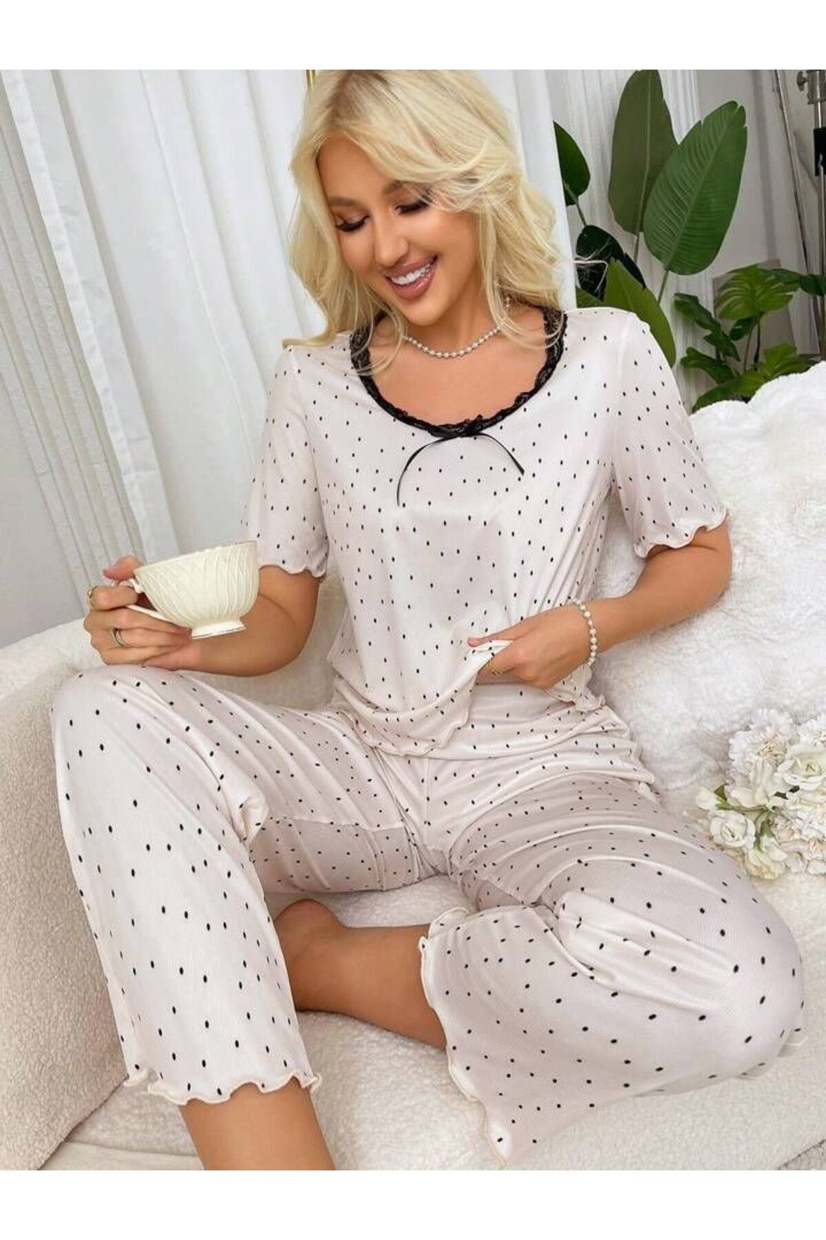 AURASTİL Kadın Kısa Kollu Dantelli Siyah Puantiyeli Pijama Takımı KÜB