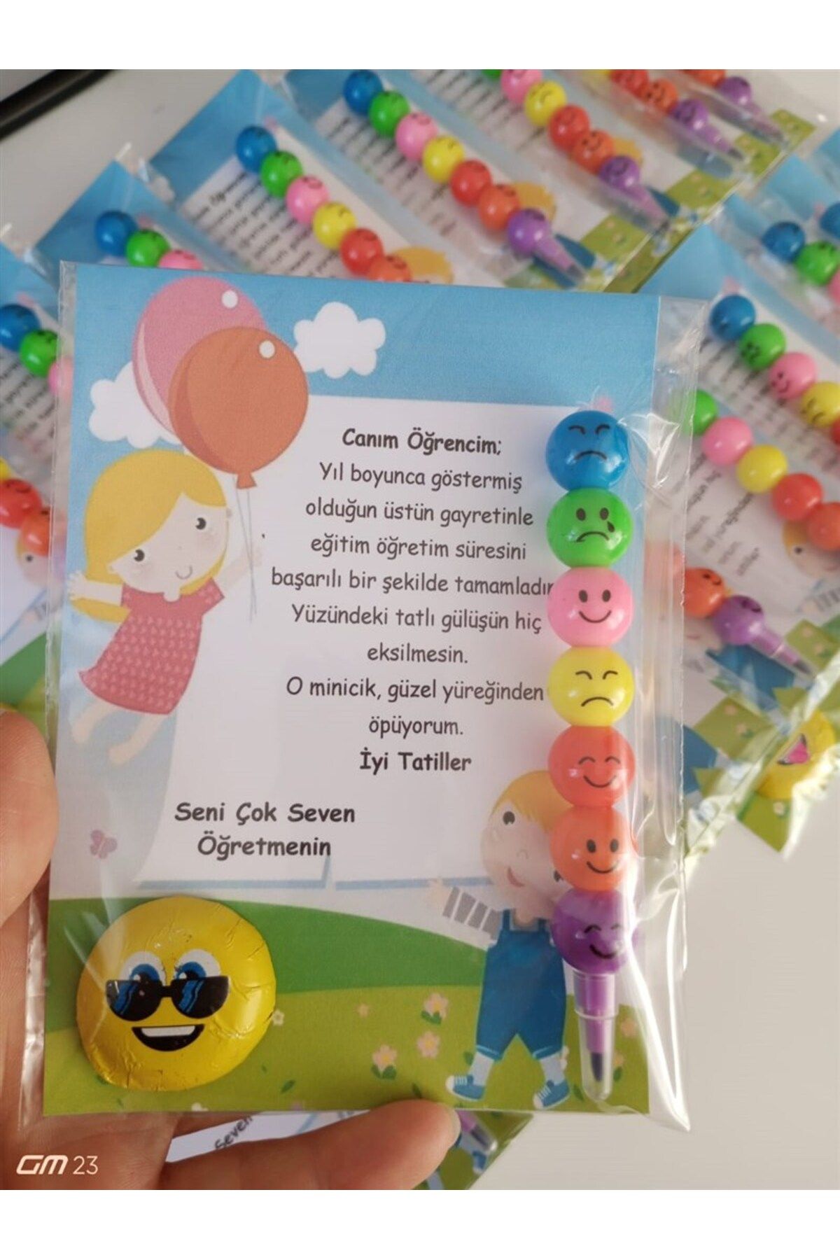 hediyegelse FARKLI AVM Çikolata Emoji ve Yumurtlayan Kalem - İyi Tatiller - Okul - Öğrenci Hediyesi - (7 ADET)