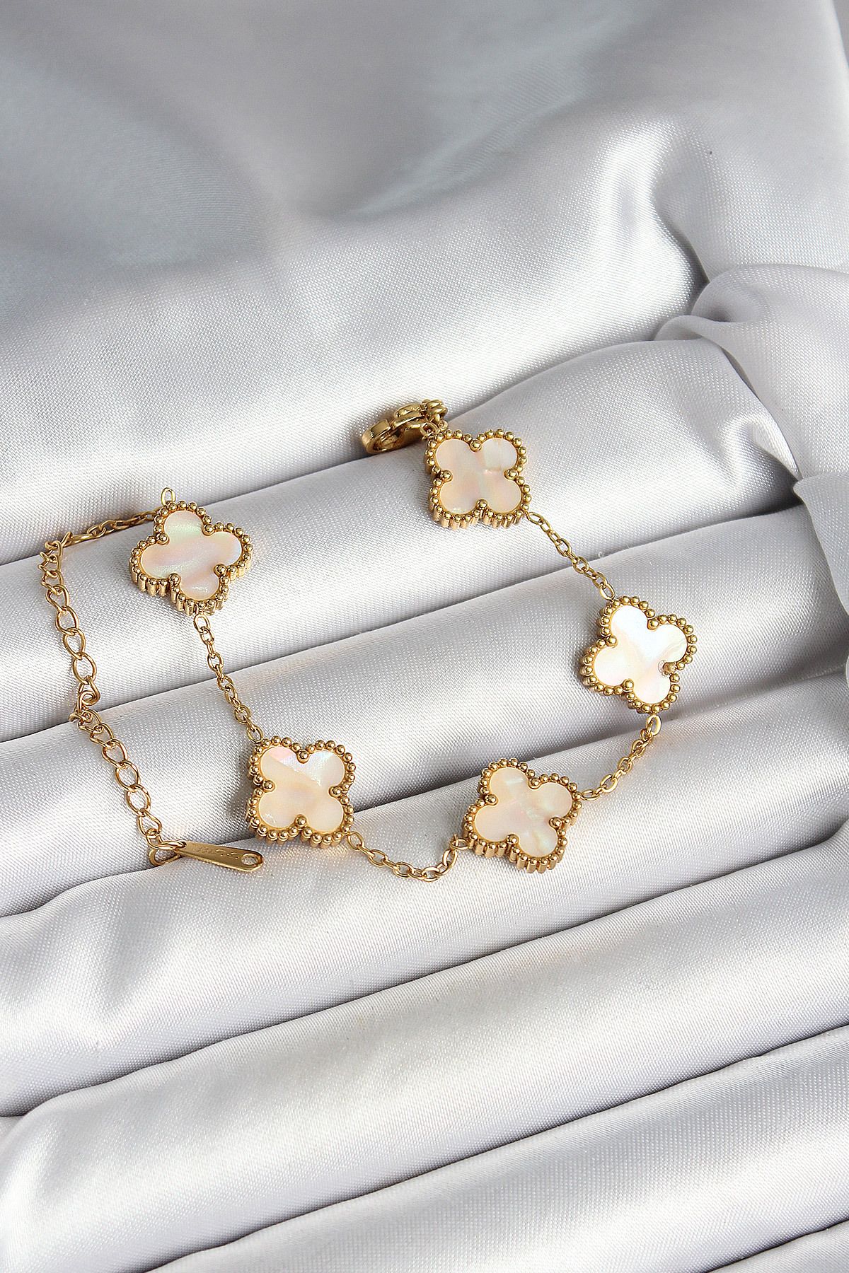 callerrons accessories Sedefli Kırık Beyaz Gold Renk Yonca Kadın Bileklik - EBJ250530W34281
