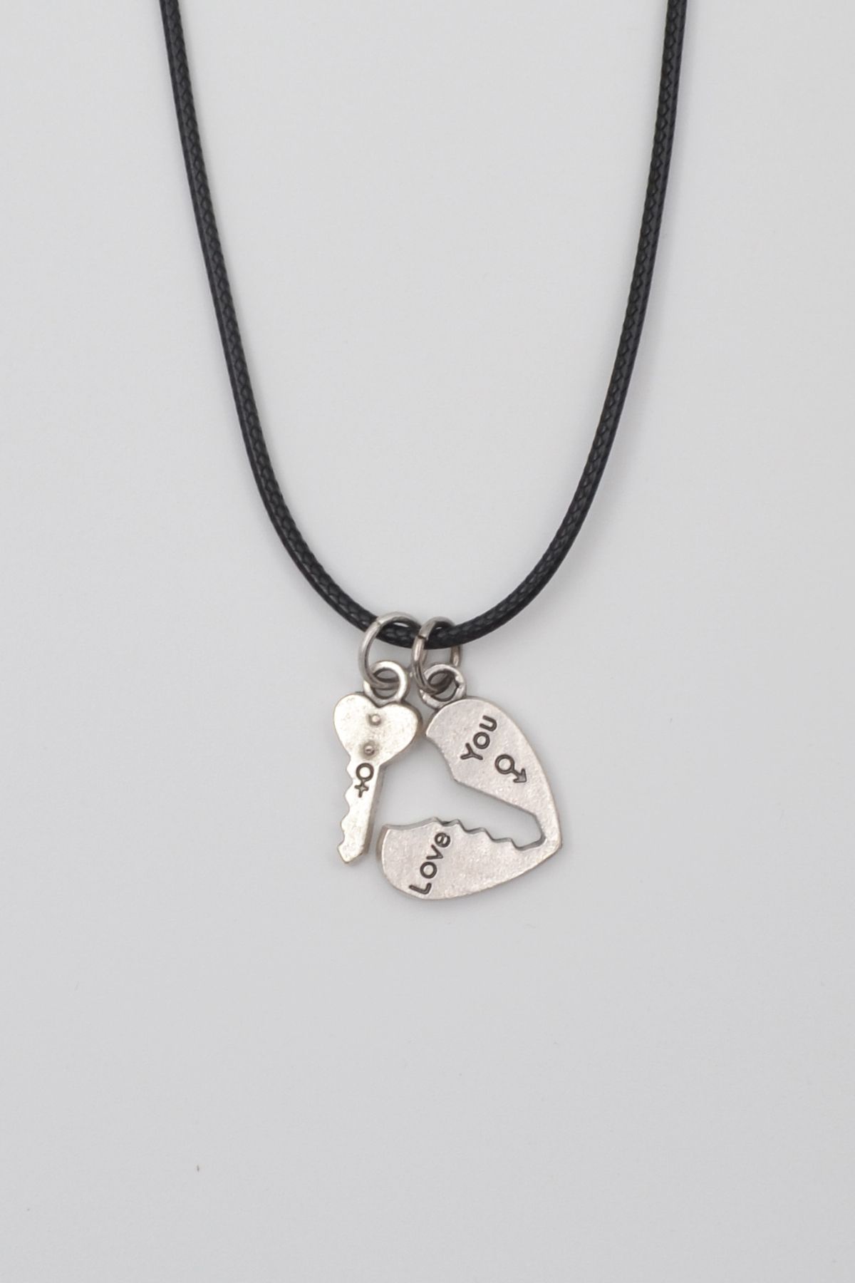 Defnems Accessories Kalp ve Anahtar 'Love' Yazılı Kolye - PU Deri İp Zincirli Unisex Gümüş Kaplama - 60 cm