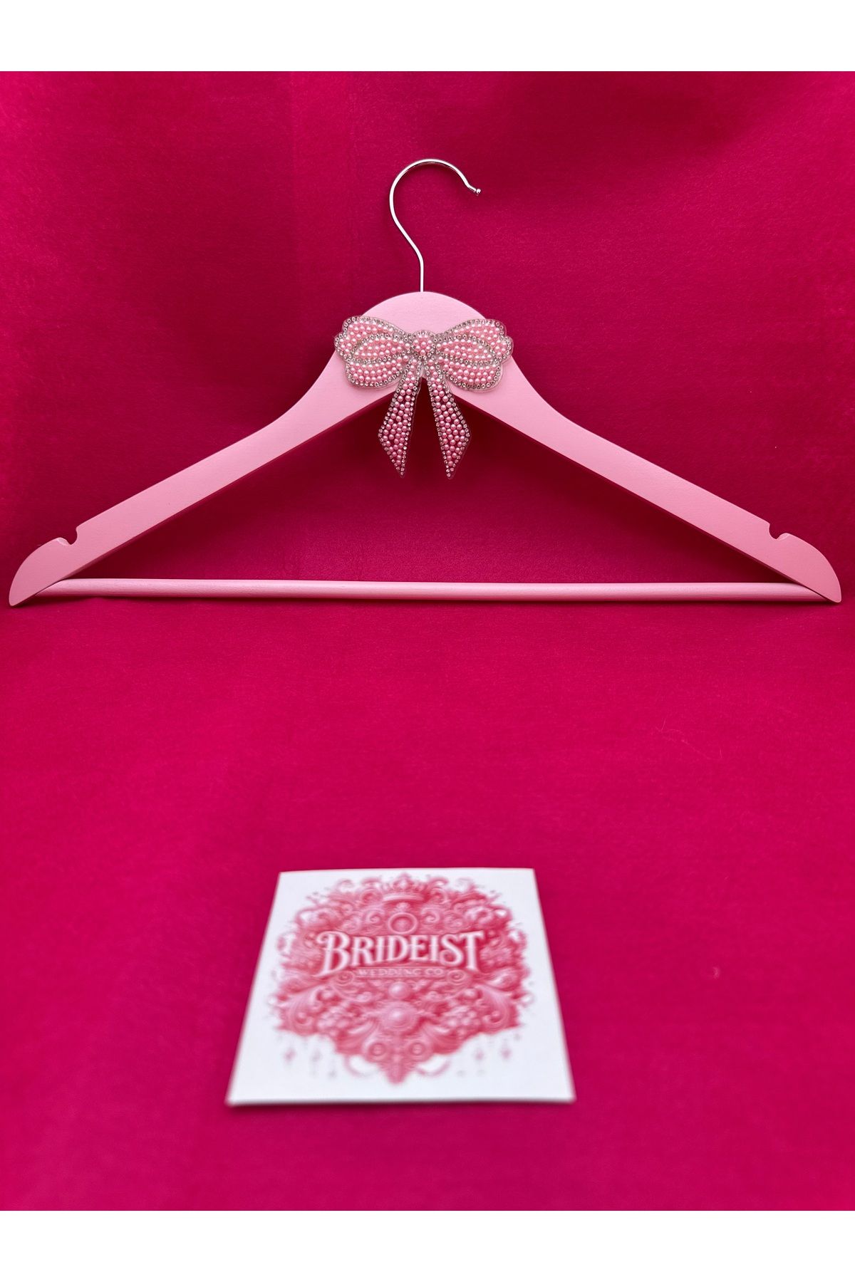 BRIDEIST WEDDING CO Taşlı Fiyonklu Gelin Askısı| Özel Gün Fotoğrafı İçin Süslü Ahşap Askı| Pembe & Uçuk Pembe Seçeneği