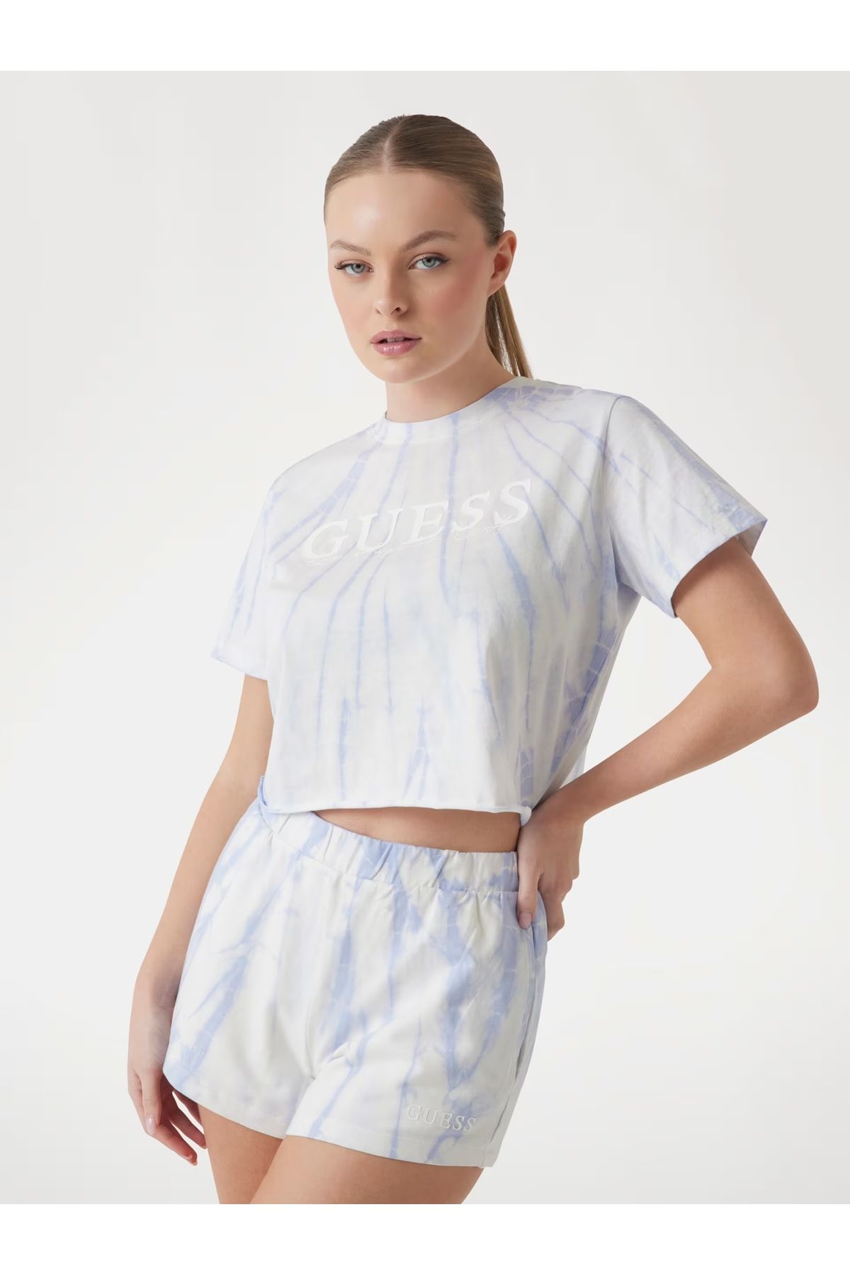 Guess Batik boyama logolu T-shirt