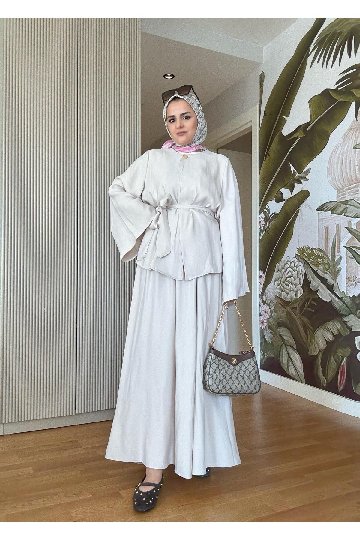 Aselim Hijap Moda Gold Düğmeli Pelerin Detaylı İthal Dökümlü Kuşaklı Etekli Takım – Şık Takım (36–46 Beden) Bej