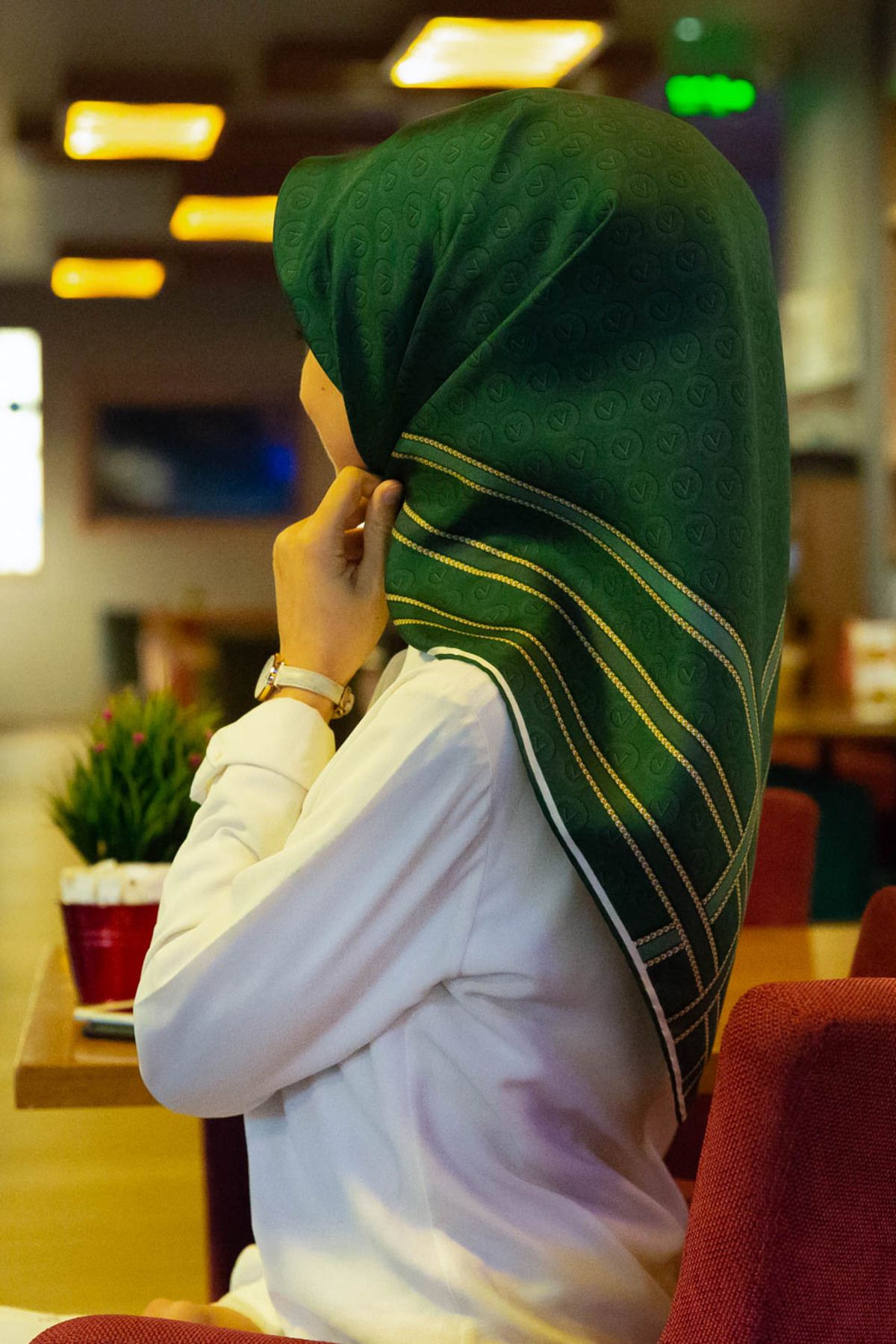 Vissona %100 Twill İpek Monogram Desenli Zümrüt Yeşili - Mint Yeşili Renkli 90x90 Eşarp Dikim Şekli : El Dik