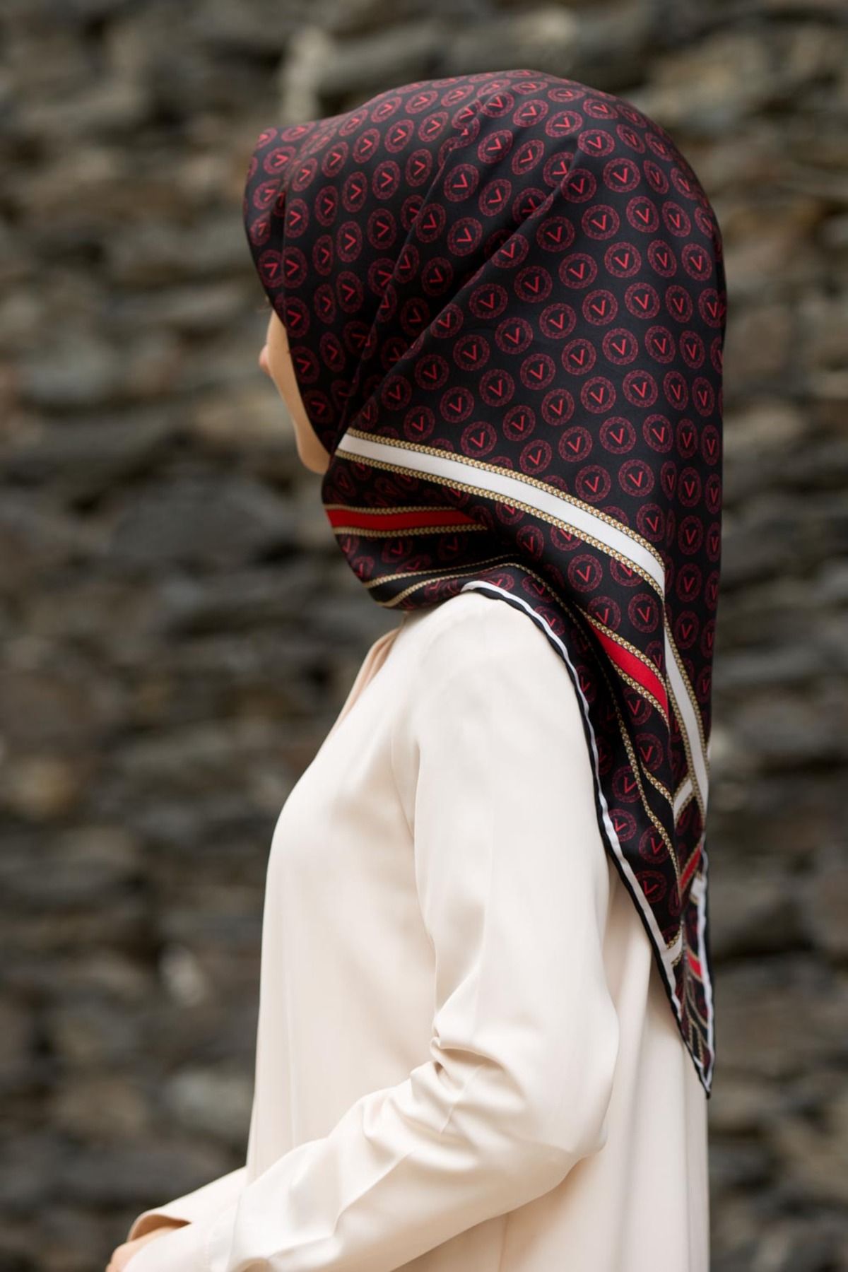 Vissona %100 Twill İpek Monogram Desenli Siyah - Bordo Renkli 90x90 Eşarp Dikim Şekli : El Dikişi