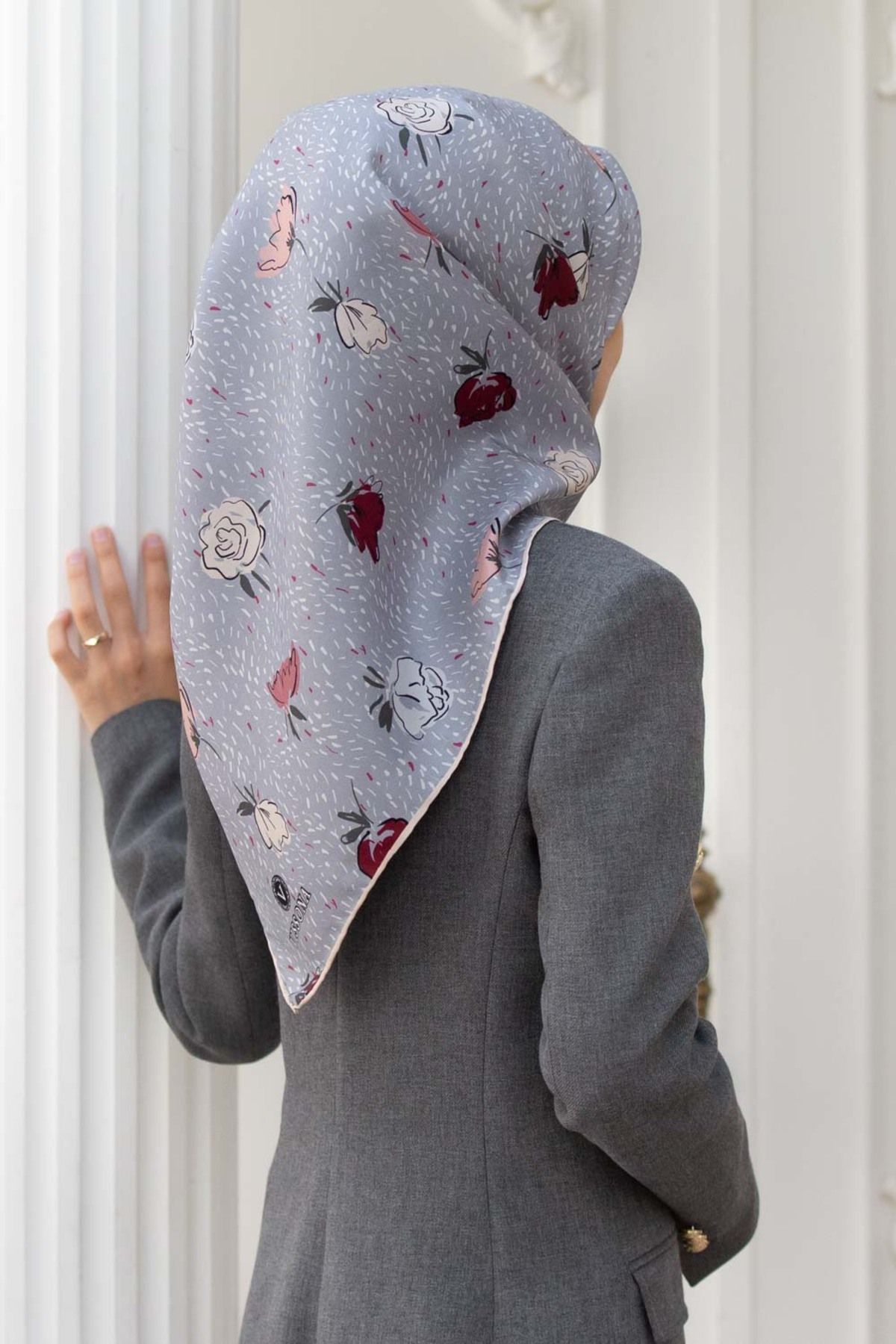 Vissona %100 Twill İpek Çıtır Çiçek Desenli Gri - Pudra Renkli 90x90 Eşarp Dikim Şekli : El Dikişi