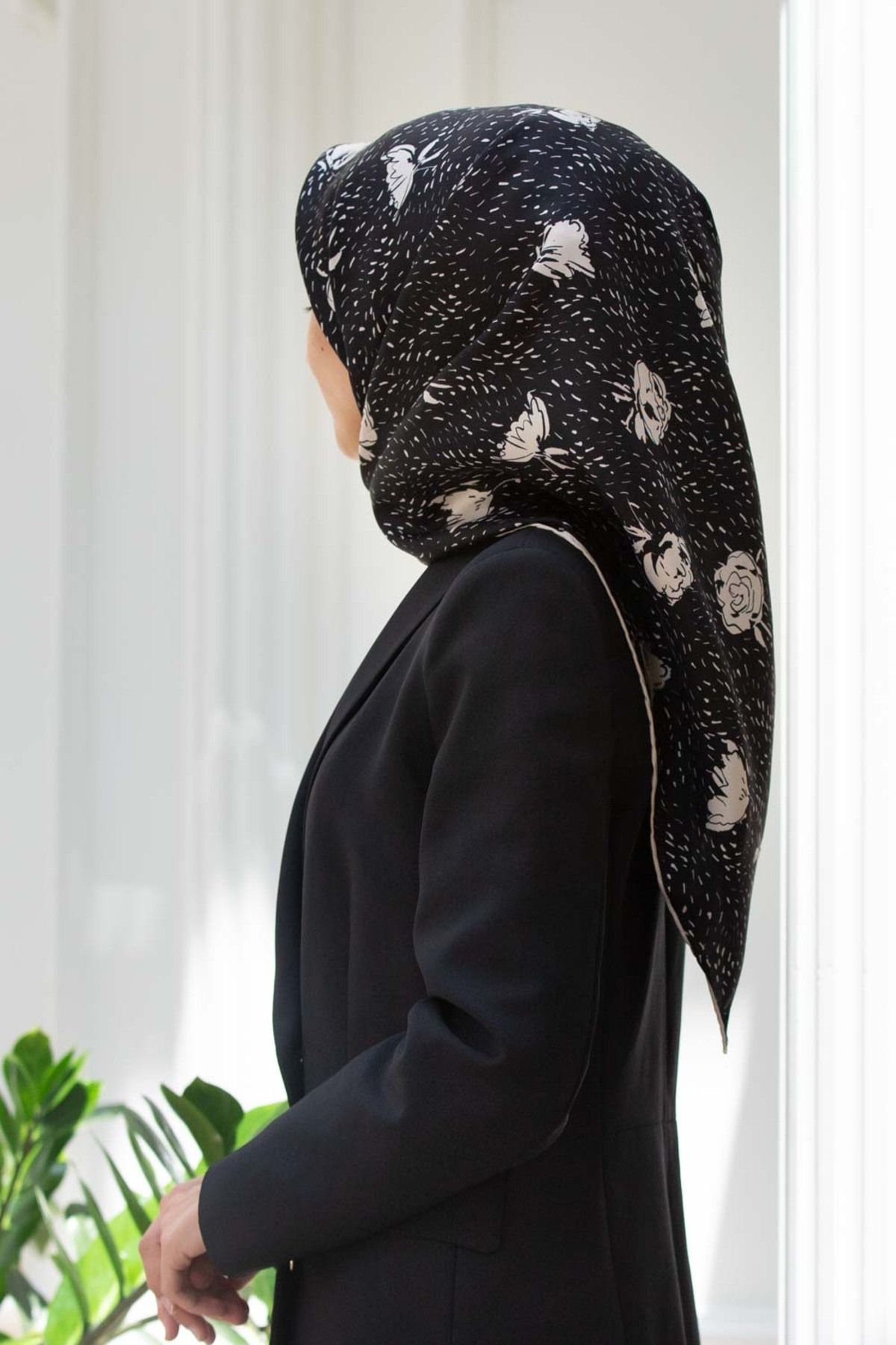 Vissona %100 Twill İpek Çıtır Çiçek Desenli Siyah - Krem Renkli 90x90 Eşarp Dikim Şekli : El Dikişi