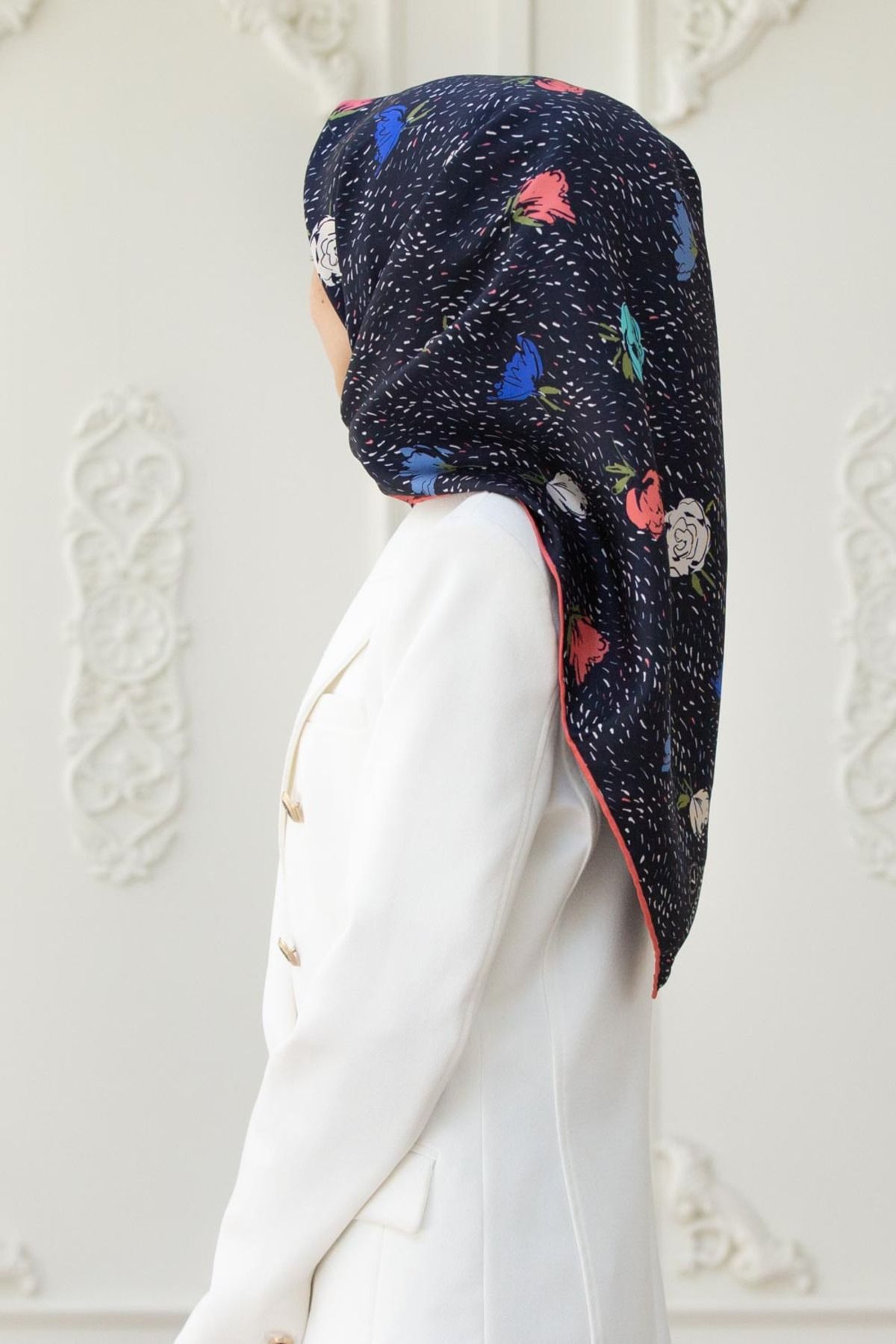 Vissona %100 Twill İpek Çıtır Çiçek Desenli Lacivert - Saks Renkli 90x90 Eşarp Dikim Şekli : El Dikişi