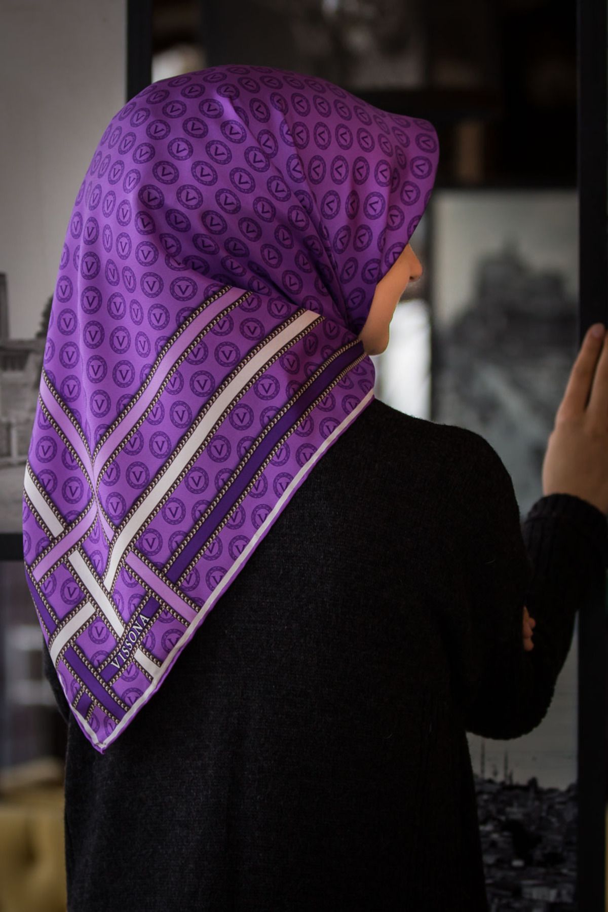 Vissona %100 Twill İpek Monogram Desenli Lila - Lila Renkli 90x90 Eşarp Dikim Şekli : El Dikişi