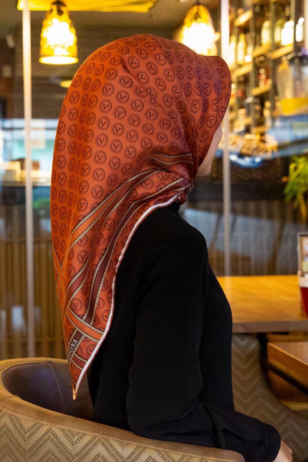 Vissona %100 Twill İpek Monogram Desenli Taba - Taba Renkli 90x90 Eşarp Dikim Şekli : El Dikişi