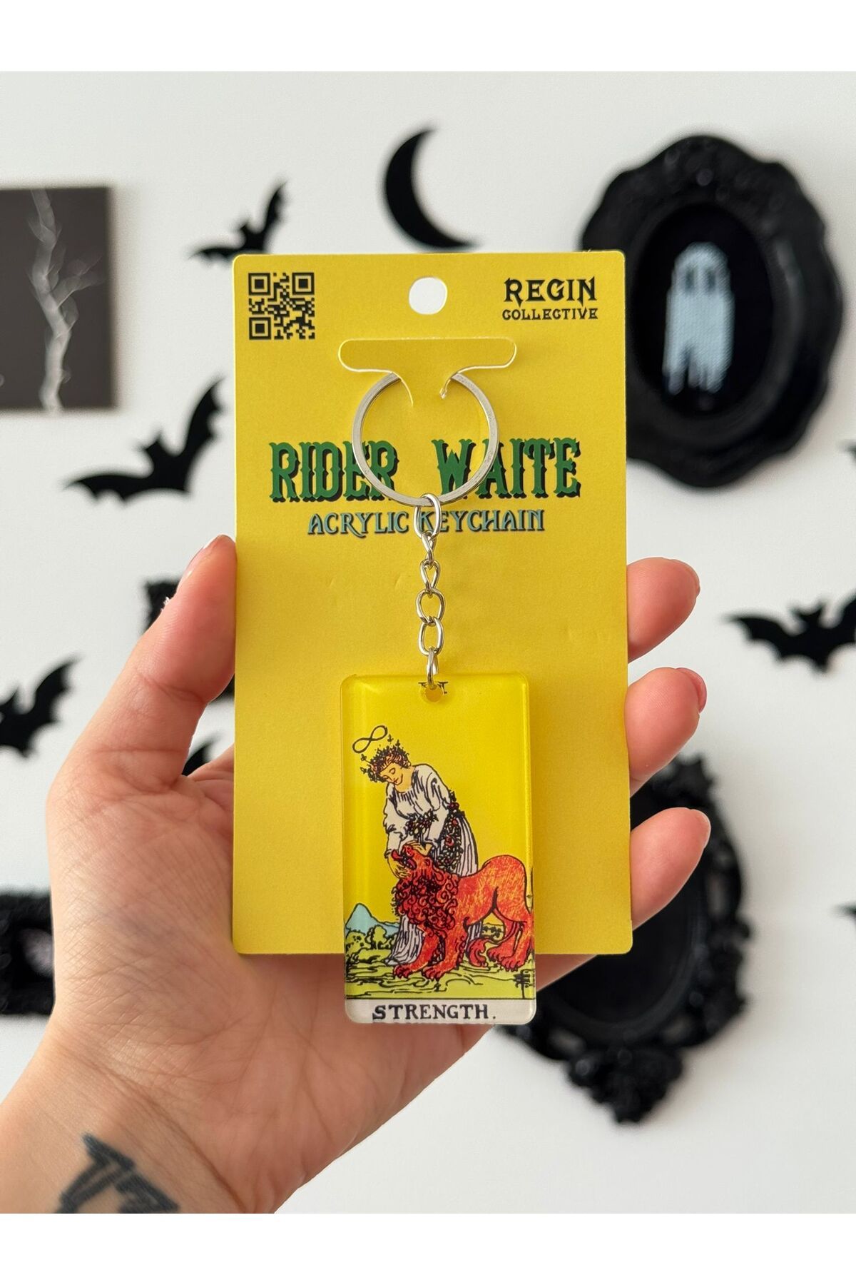 REGIN COLLECTIVE Strength Tarot Kartı Akrilik Anahtarlık