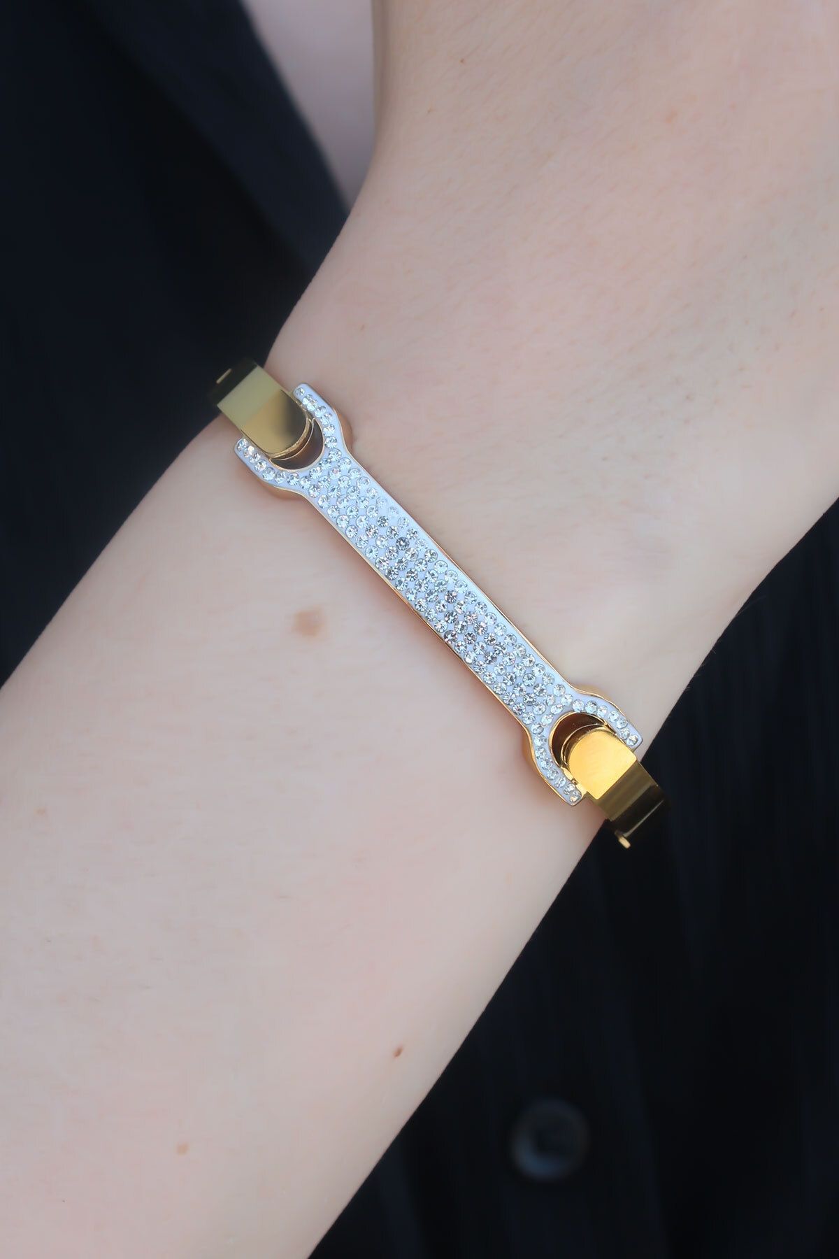 ÖYKÜ VE YİĞİT 316L Çelik Gold Renk Zirkon Taşlı Kadın Kelepçe - TJ-BB5285