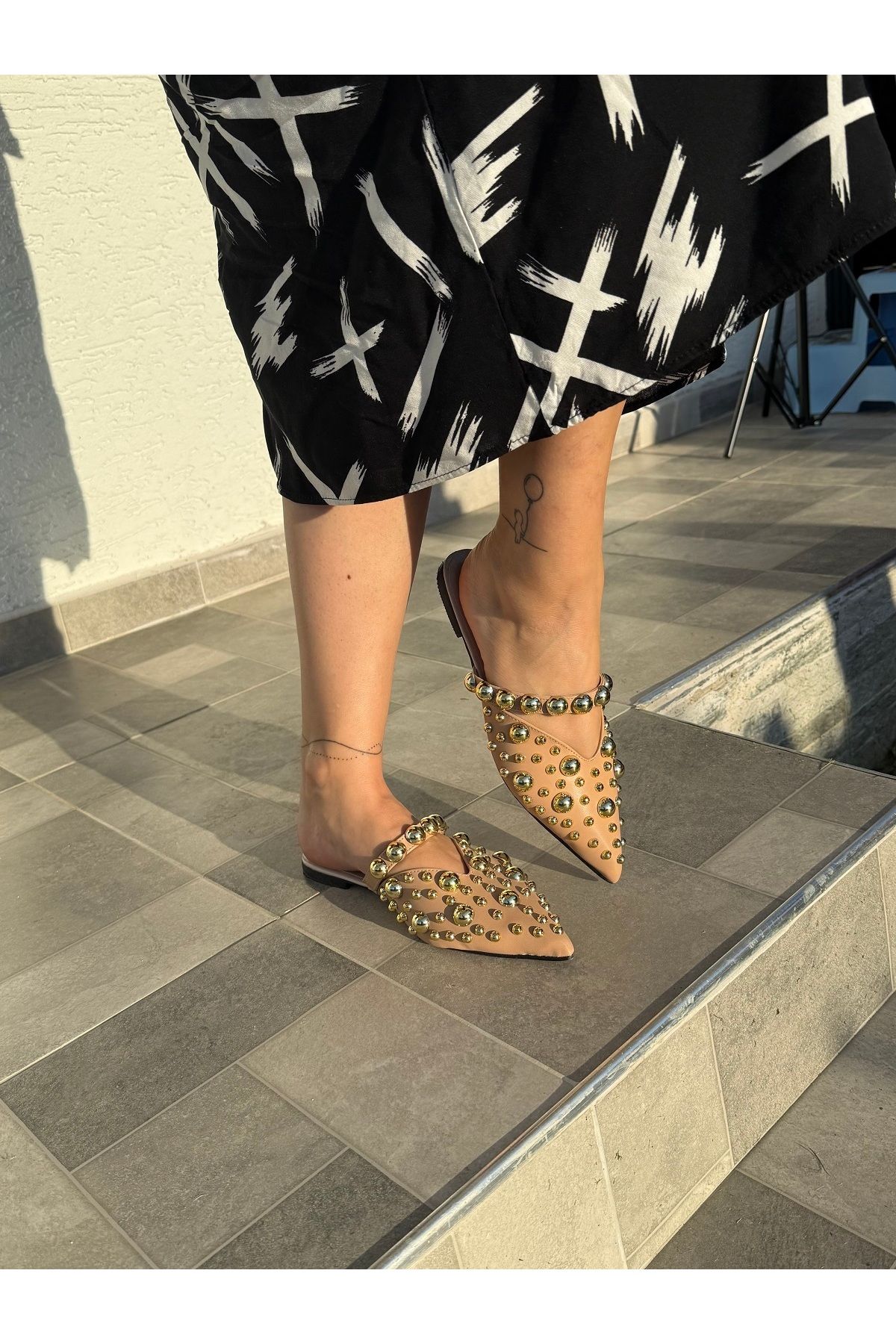 BURCU COLLECTİON Alice Sivri Burunlu Altın Drop Aksesuarlı Nude Kadın Terlik