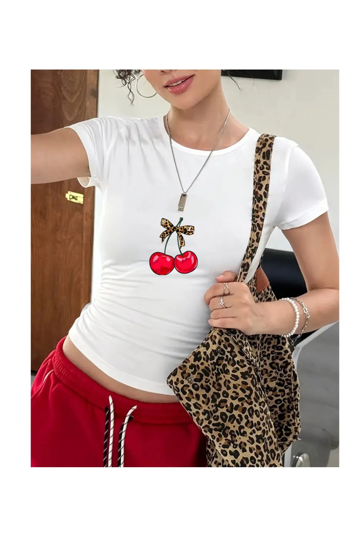 1blood Leopar Desenli Cherry Baskılı Beyaz Body Crop Bluz