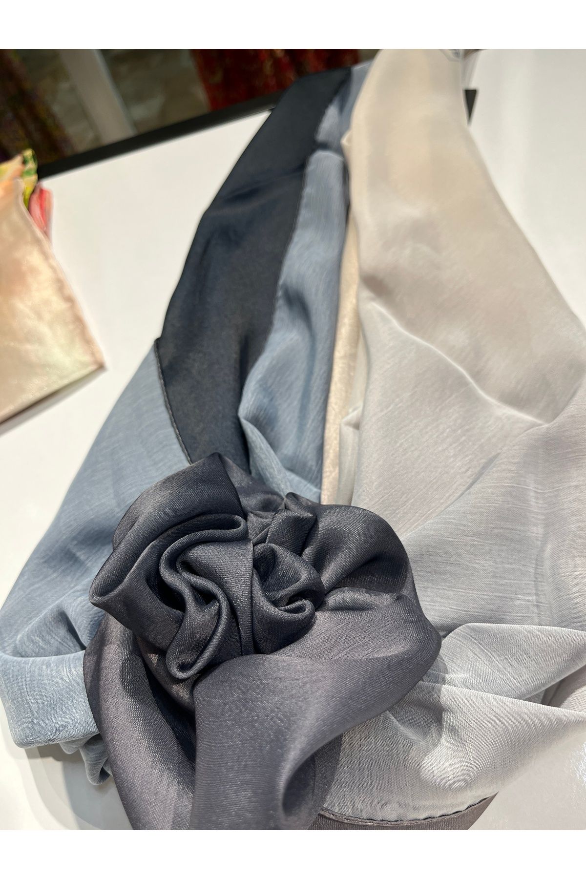 ŞEYMA KANDEMİR Kare Saten Füme Eşarp Bandana