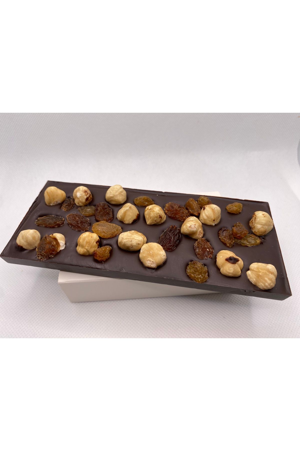 Aura Chocolate ÇİKOLATA FINDIK VE KURU ÜZÜMLÜ BİTTER TABLET EL YAPIMI ARTİSAN BELÇİKA ÇİKOLATASI