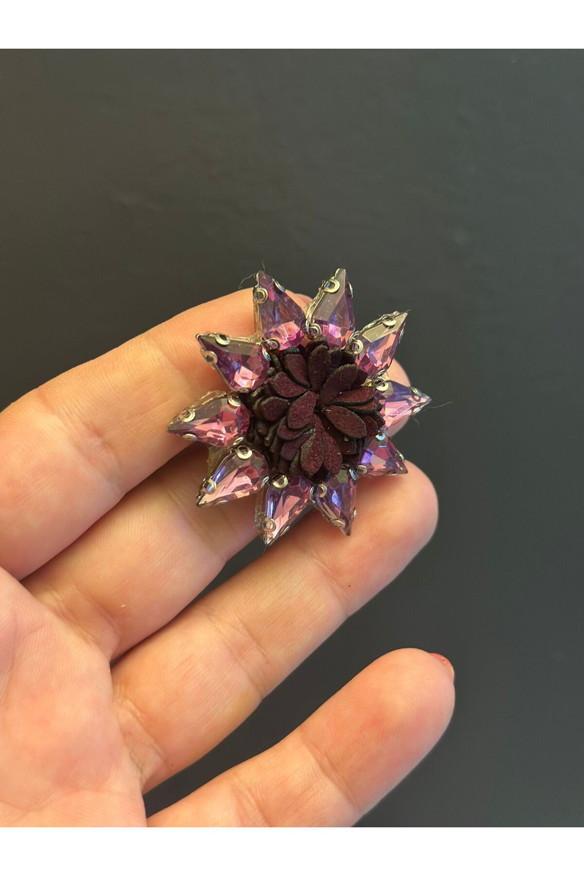 Gönülden Tasarım ÜTÜ İLE YAPIŞAN KASALI TAŞLI ÇİÇEK ARMA DİKİŞ AKSESUARI 4X4 CM LİLA