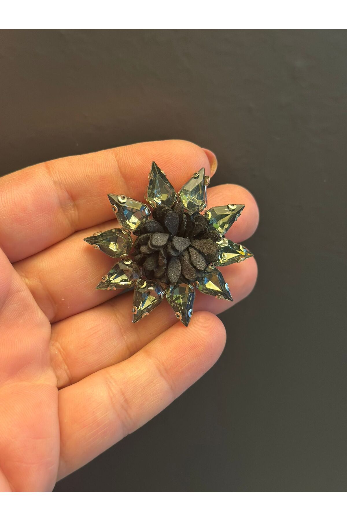 Gönülden Tasarım ÜTÜ İLE YAPIŞAN KASALI TAŞLI ÇİÇEK ARMA DİKİŞ AKSESUARI 4X4 CM Gri