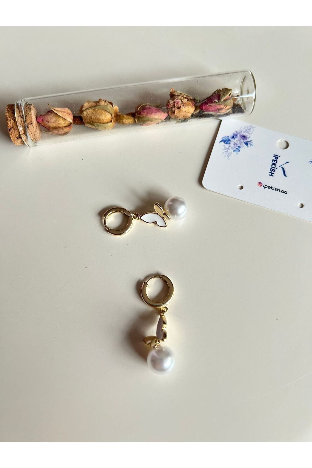 Cheecky Chic İpekish | Kelebek Figürlü İnci Boncuk Sallantılı Gold Paslanmaz Çelik Küpe – Halka Kapama