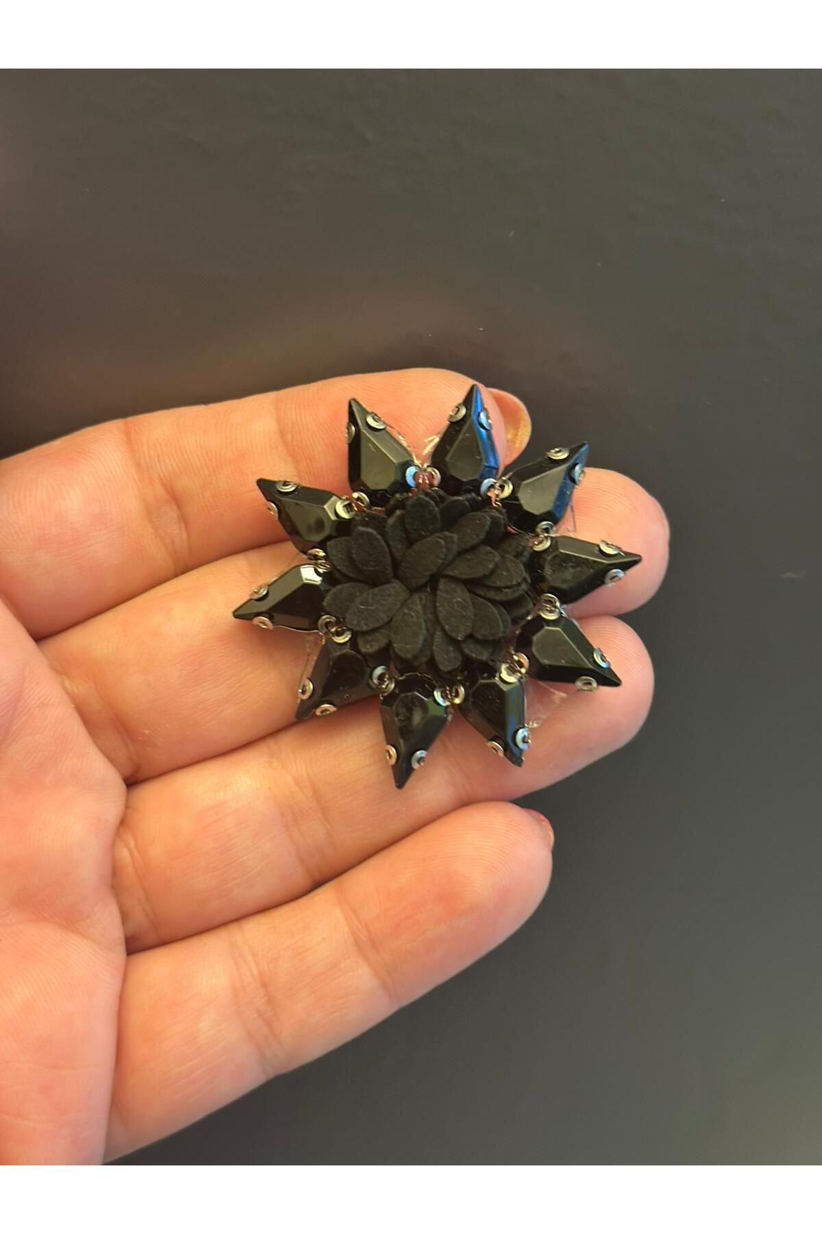 Gönülden Tasarım ÜTÜ İLE YAPIŞAN KASALI TAŞLI ÇİÇEK ARMA DİKİŞ AKSESUARI 4X4 CM Siyah