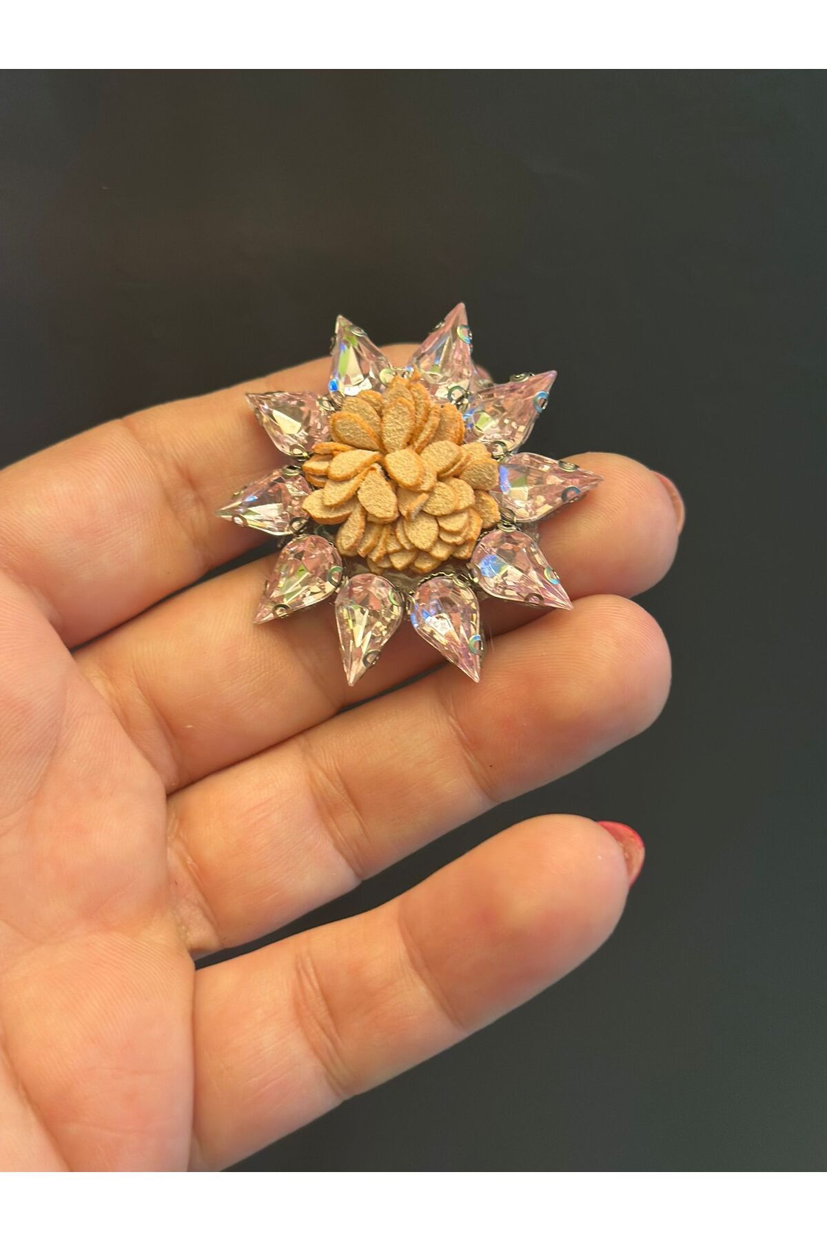 Gönülden Tasarım ÜTÜ İLE YAPIŞAN KASALI TAŞLI ÇİÇEK ARMA DİKİŞ AKSESUARI 4X4 CM Pembe