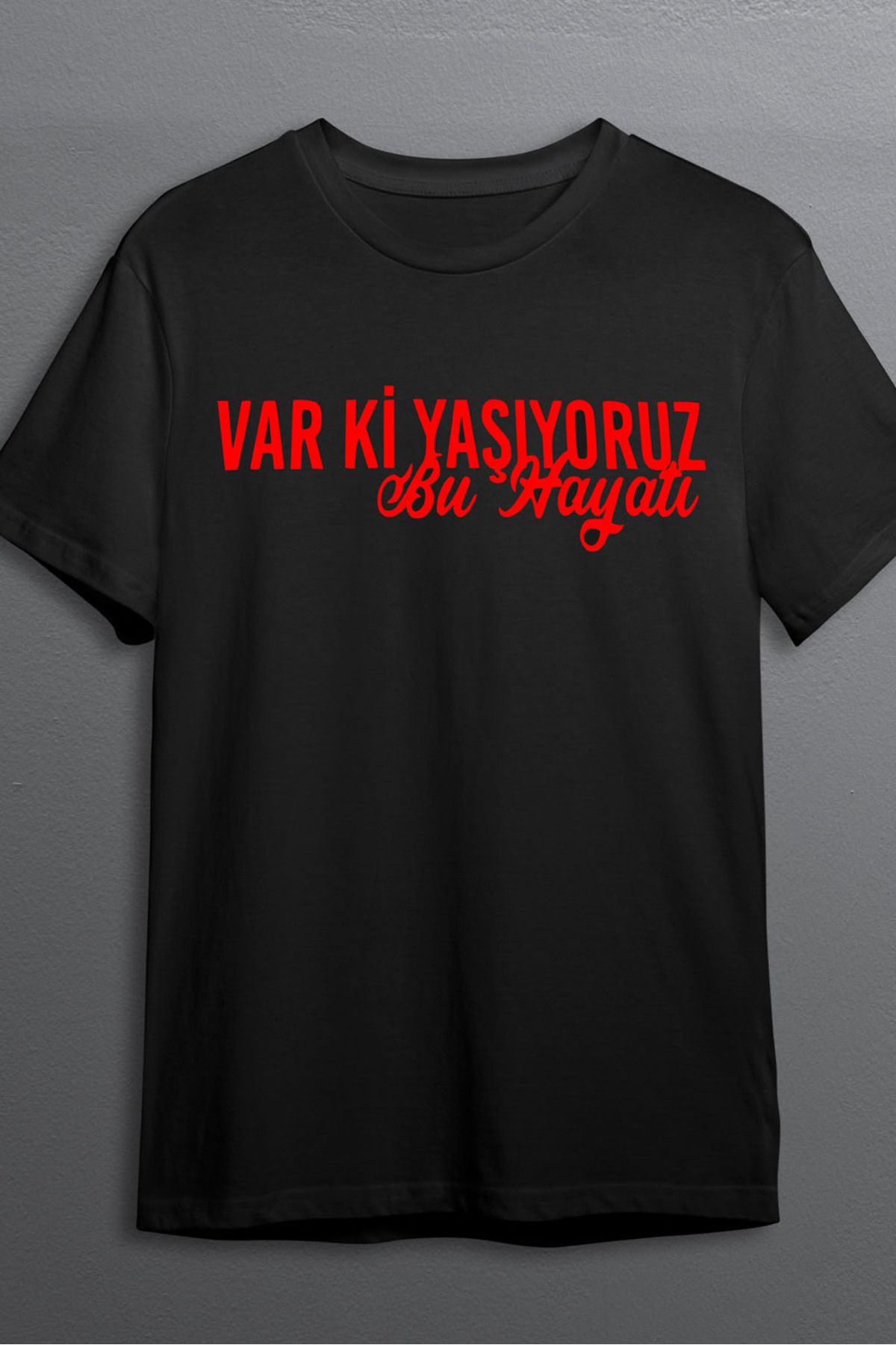 MLH STORE Var Ki Yaşıyoruz Baskılı Pamuklu Likralı T-shirt (Kırmızı Yazılı Siyah) XL Beden