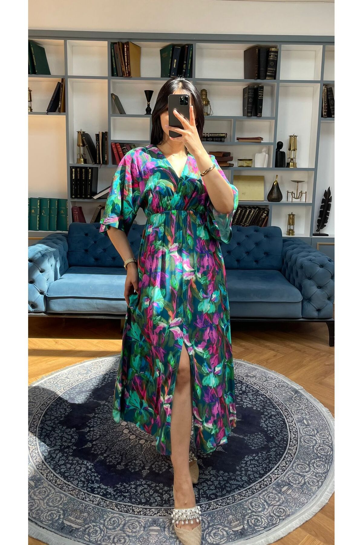 Nida Boutique V Yaka Yarım Kol Beli Lastikli Önden Yırtmaçlı Viskon Elbise