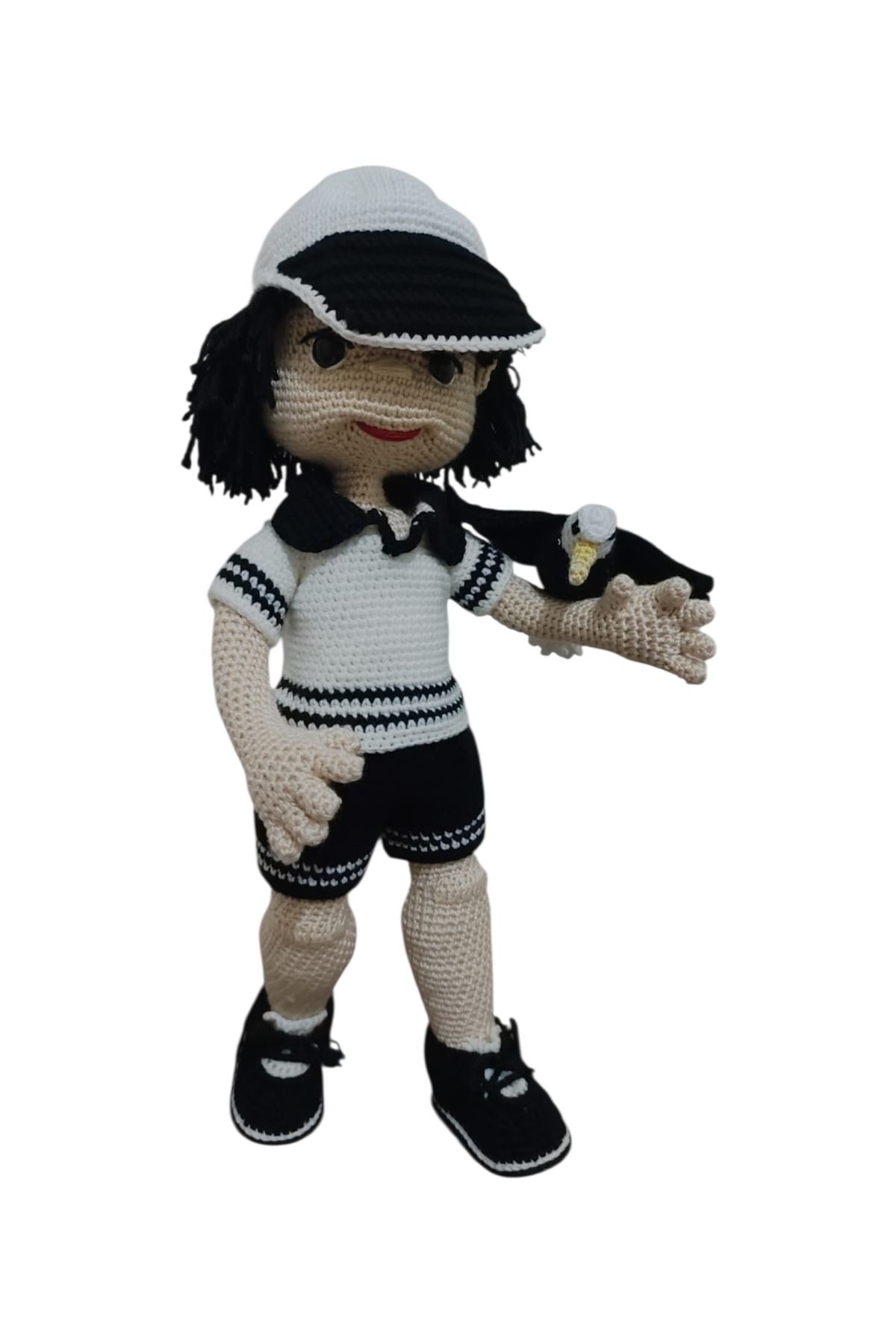 EL YAPIMI El Yapımı Amigurumi Oyuncak Bebek – Siyah Beyaz Şapkalı & Kuş Detaylı – %100 Pamuk İp