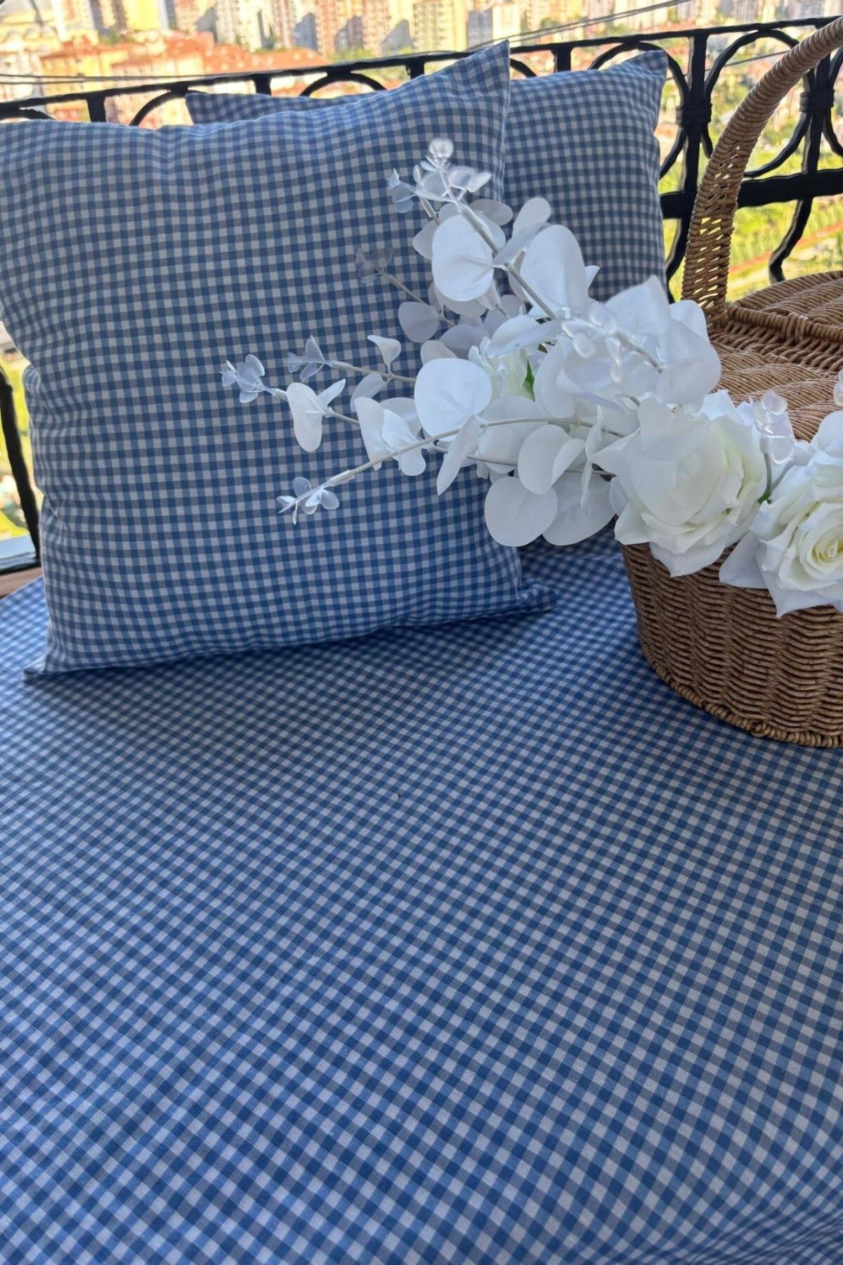 zarafet concept Piknik Seti :Kırmızı Pötikareli Piknik Örtüsü 170*170 Ve 2 Adet Piknik Minderi 40*40 cm