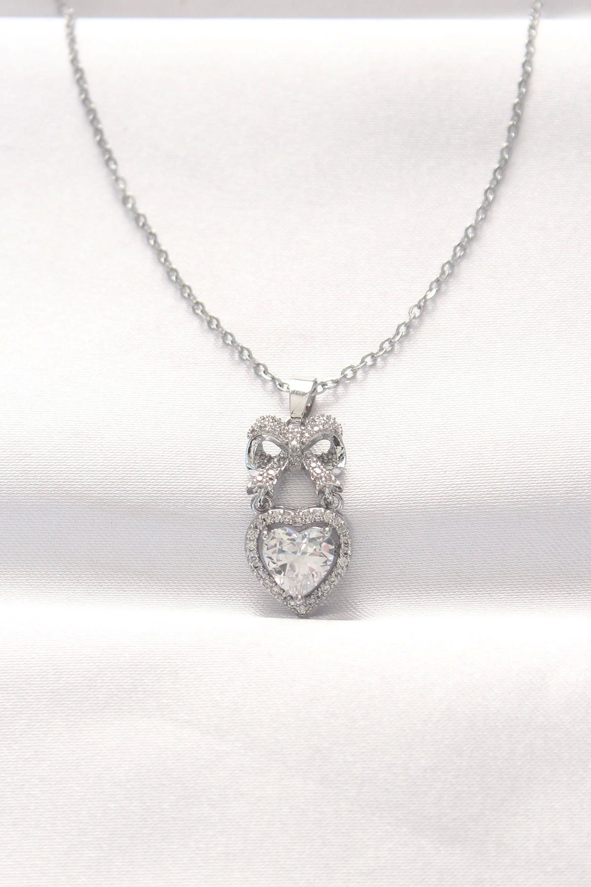 Ekince 316L Çelik Silver Renk Zirkon Taşlı Kalpli Fiyonk Kolye