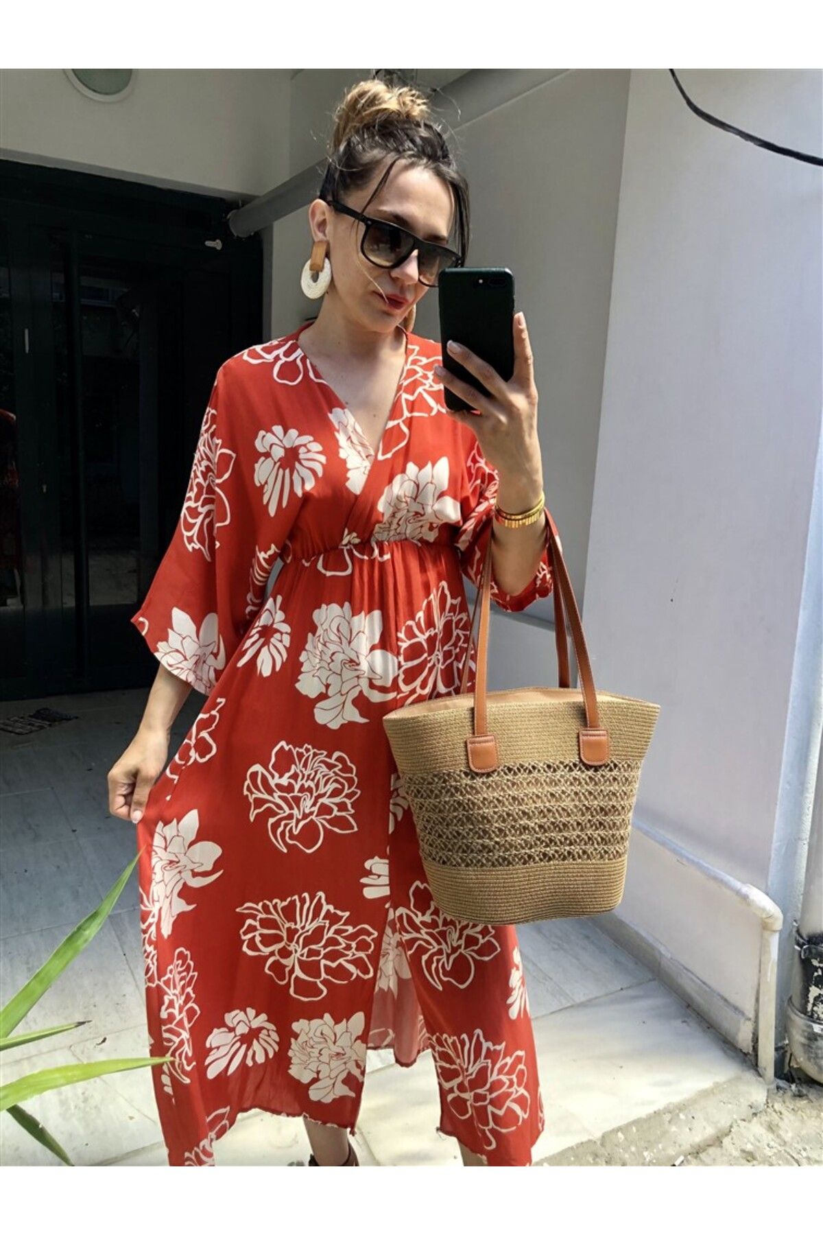 Gözde Tasarım Butik KADIN NAR ÇİÇEĞİ RENGİ BASKILI BELİ LASTİKLİ V YAKALI MİDİ BOY YIRTMAÇLI ELBİSE